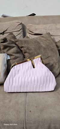 جميعا  متوفر لدي حقائب نسائيه ذو جوده عاليه   تصفية محل  ال يرغب بالشر...