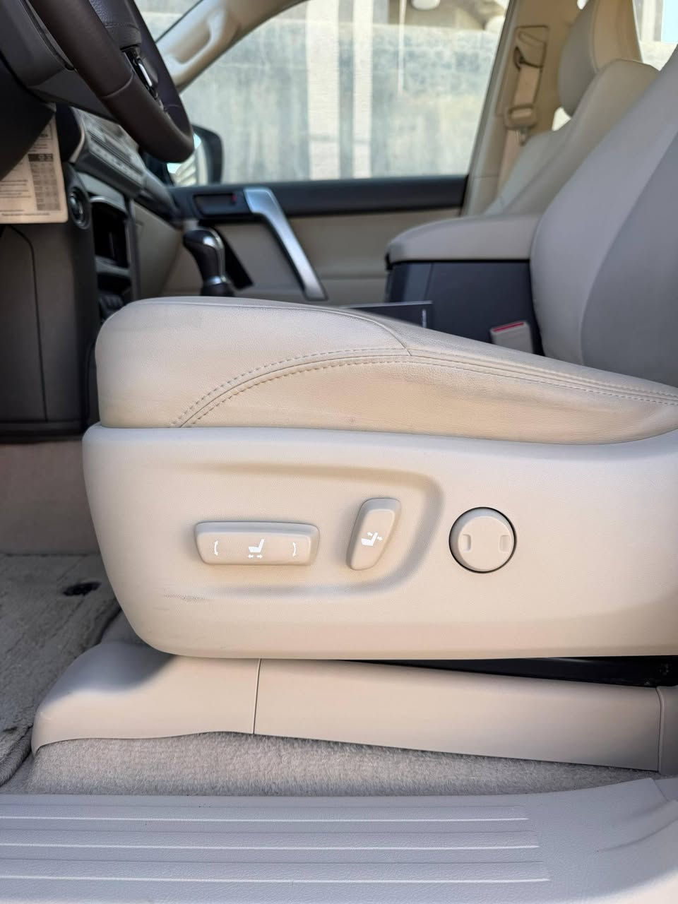 السلام عليكم
برادو ٢٠٢٣ TXS للبيع او مراوس 
كشنات جلد 
كشنات كهرباء 
سبعه راكب 
ثلاجه 
فول تحكمات  
مري شفط 
زنون 
حساس امامي خلفي 
ماشيه ٩٣ 
السعر  ٤٤٠٠٠ الف دولار 
للأستفسار  *********** 
أحمد العبيدي
