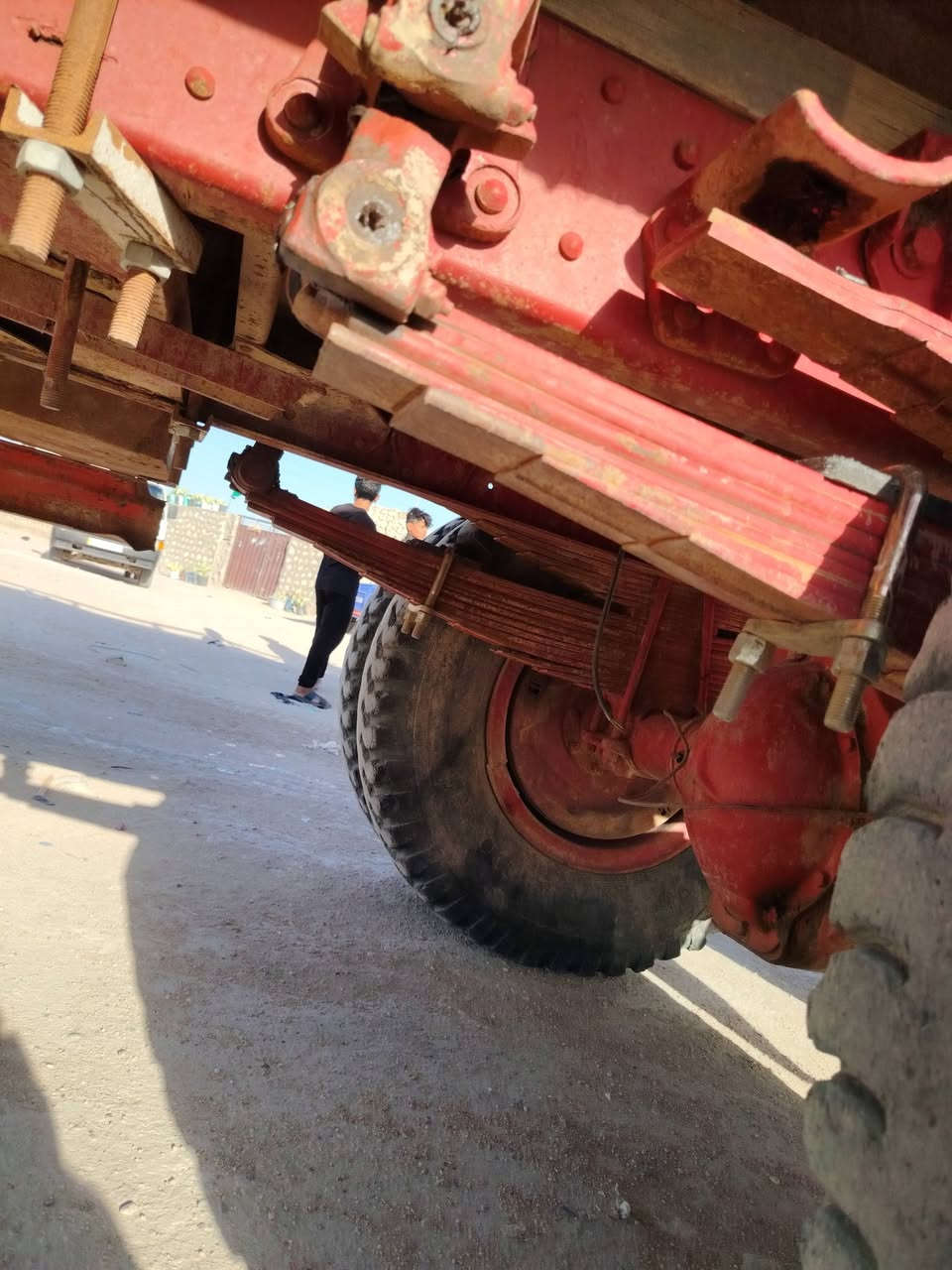 أبو ردين للبيع موديل ٧٥ ٦طن رقم نينوى ألماني محرك وكير وكسل وشاصي شرط تحويل شراي يتصل *********** ***********
