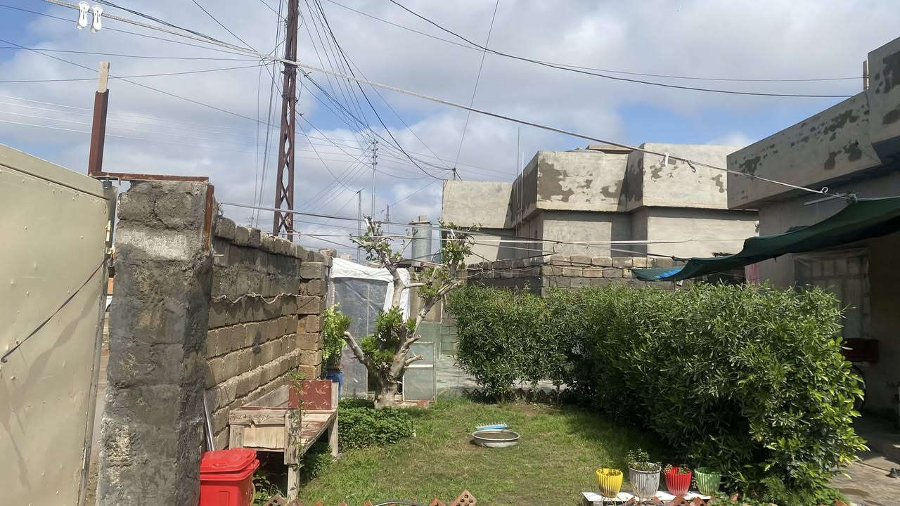 السلام عليكم اخوان بيت للبيع 
الموقع مميز الحي العسكري شارع ٣٠ التبليط هل ايام والتبليط مال شارع ١٥ قريب علي البيت يتكون من 
استقبال جبيره 
مطبخ 
موزع صحيات 
وغرفه جوه 
وغرفه فوك جبيره 
البيت بناء ع نضام 
الموصل وحوش جبير 
زراعي معامله بالبلديه 
موقع حلو وقريب ع السوك 
والمنطقه فول 
السعر المطلوب ٥١ مليون وبي مجال للطيبين 
وحياكم 

‭٠٧٨٦ ٤٠٩ ٦٤٢٤‬
رقم الهاتف
