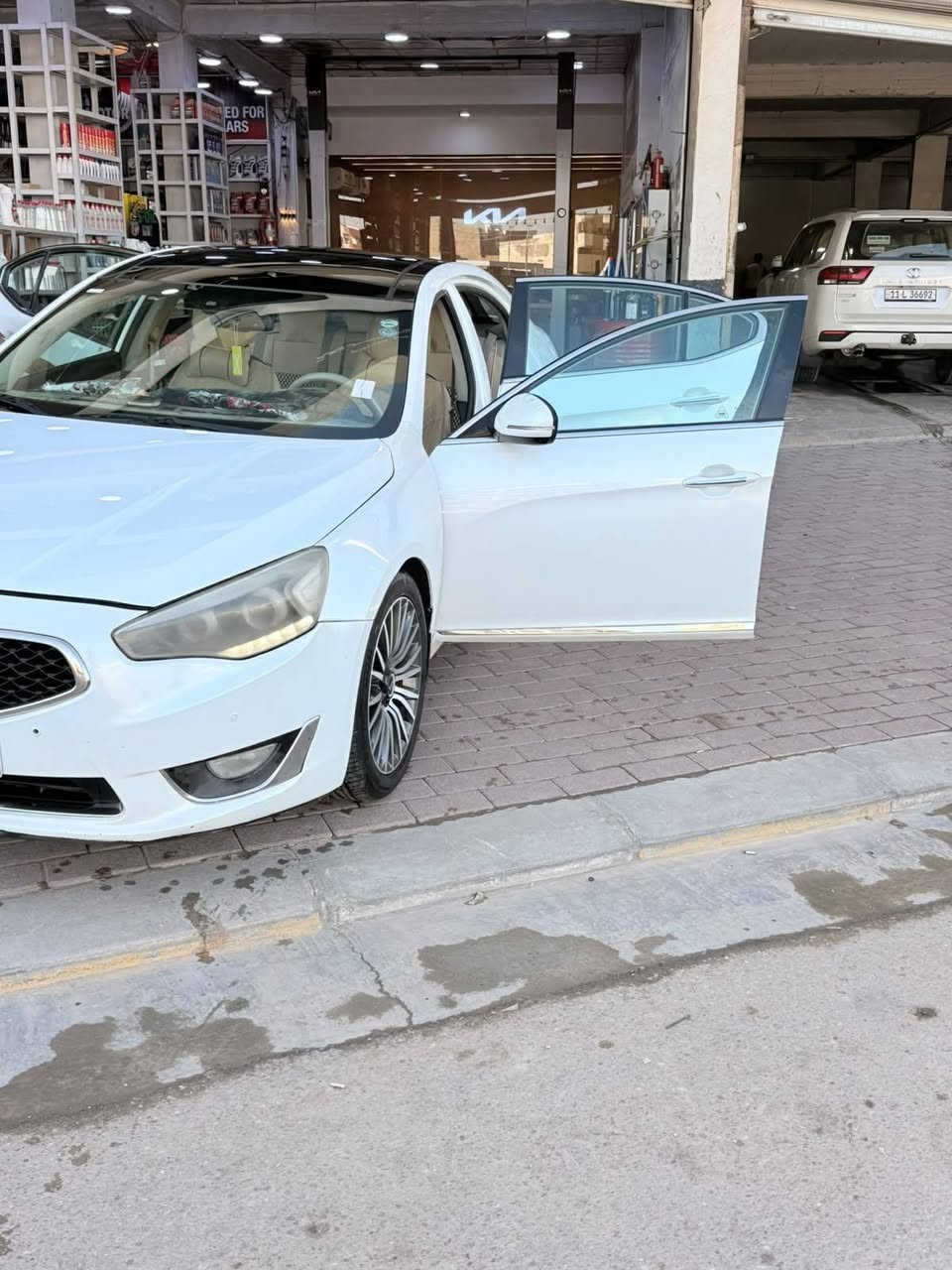 كادنزا 2014 خليجي 
بيه صبغ جاملغ امامي يسرى واباب عكس السائق قدر شبر مواصافت VIB السعر 125$ وبيه مجال تفاصيل اكثر اتصل على الرقم الهاتف ***********
