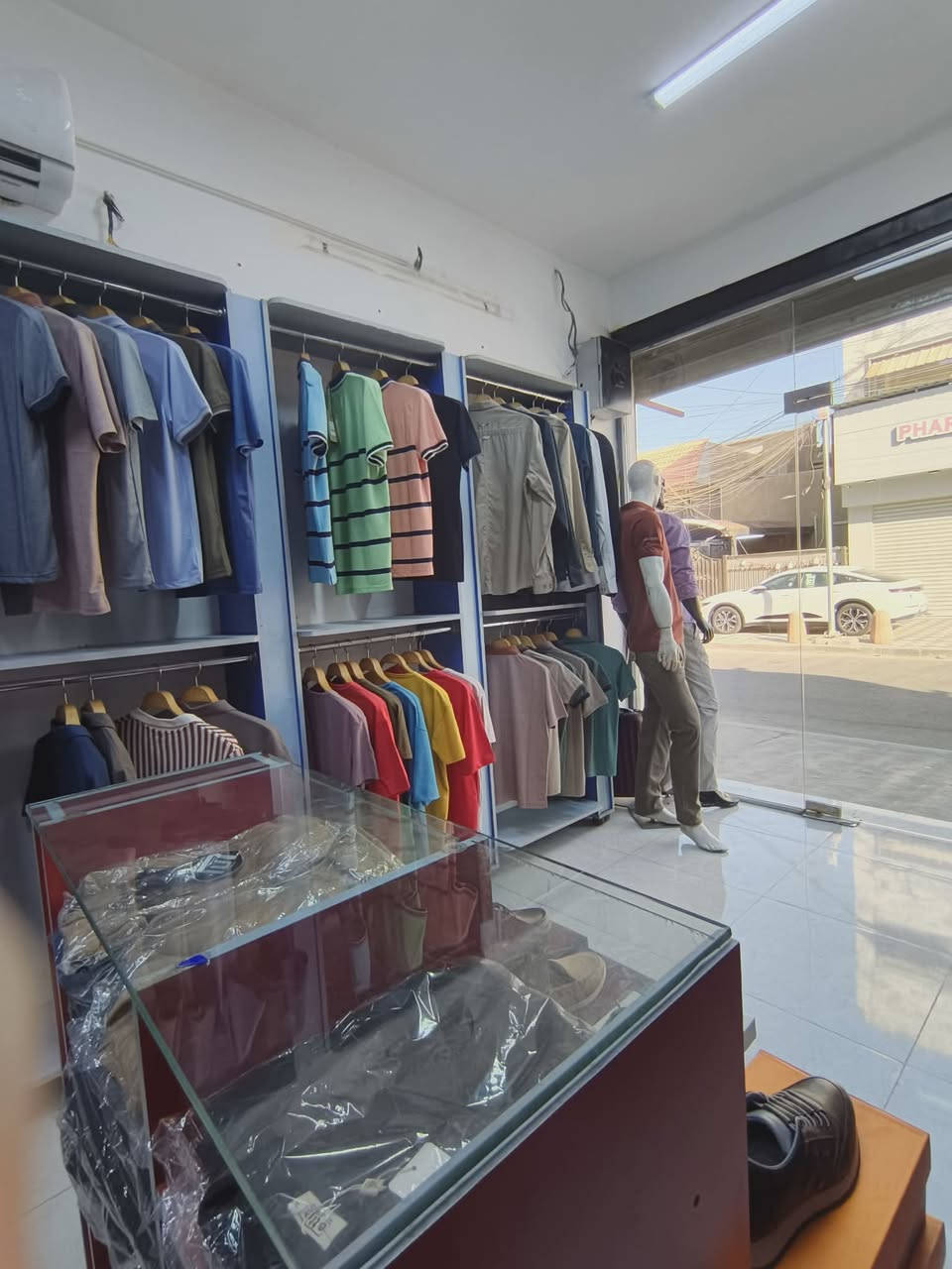ديكور ملح ملابس للبيع كل محتوياته و الملكانات ما عدى الملابس و السعر خاص للاستفسار ***********
