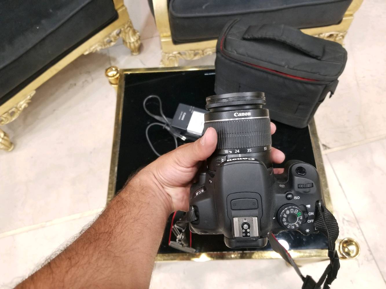 كاميرا Canon EOS 700D الأصلية.
تركيز تلقائي سريع وجودة صور ممتازة.
مناسبة للتصوير الفوتوغرافي، الفيديو، وصناعة المحتوى.
تشمل: العدسة الأصلية، البطارية، الشاحن الأصلي، الجنطة الأصلية، والحزام.
الحالة: نظيفة جدًا وتعمل بكفاءة 100%.