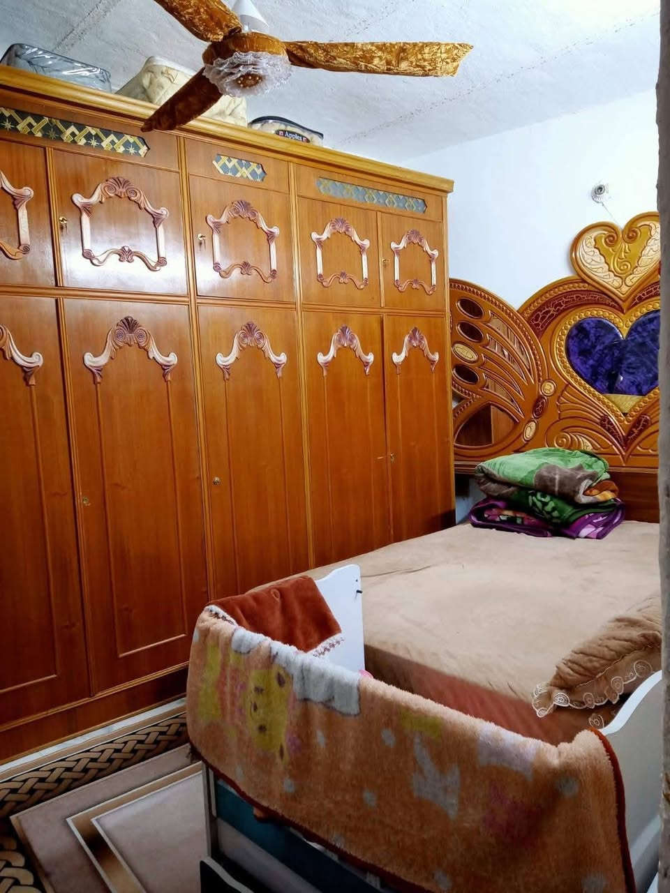 بيت 60 متر غرفه وصاله ومطبخ واستقبال صغير وصحيات للبيع حي الرحمه شارع الكيات  فرع مكتب ابو محمد الكريطي

السعر  20 وبي مجال قليل 

‭***********
