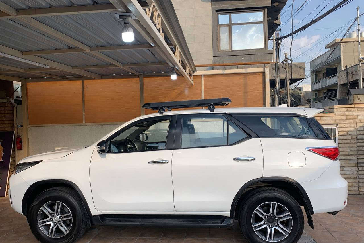 للبيع بدون مراوس 
سيارة تويوتا فورجنر  لون ابيض موديل 2018 
رقم واسط الدولي الجديد
تحويل مباشر 
محرك 2700 الاقتصادي 
4 سلندر 
مع منظومه غاز حكوميه ( مصفى الدورة) 
مواصفات حساسات امامي خلفي 
شاشه 
مانع انزلاق 
تحكم استيرن 
7 راكب. 
صبغ حزام 
بدون بجم بدون ايرباكات سليمه 
ضربه باب وجاملغ فقط 
السياره نظيفه جدا بمعني الكلمه 
ماشيه 152 الف كم. حقيقي 
تخم اطارات جديدة قبل عشره ايام 
حداديه وصدر وكير ومحرك سليم جدا 
مع سونار اذا تحبون ارسله على الواتس اب. 
المكان بغداد الدورة 
***********
السعر 220 ورقه قابله للتفاوض 
بدون زحمه الشراي يتصل
