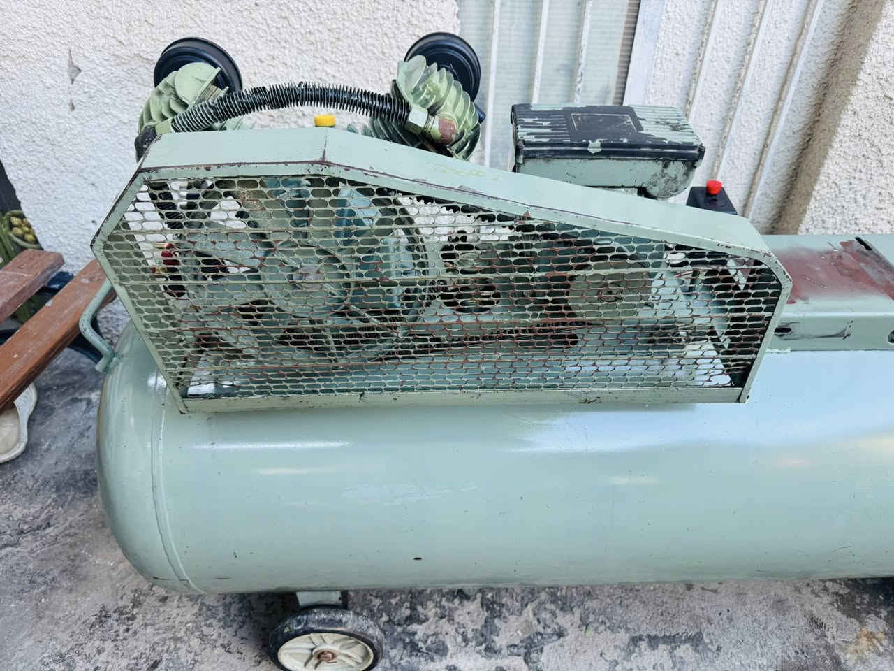 كمبريسر حجم 320 لتر كلش كبير نظيف جدا شغال ثقيل جدا دبل تاروسة بي مكان مال تاروسة ثانية وماطور او محرك السعر 550 الف مكاني بغداد 
مدينة الصدر 
*********** متوفر واتساب
