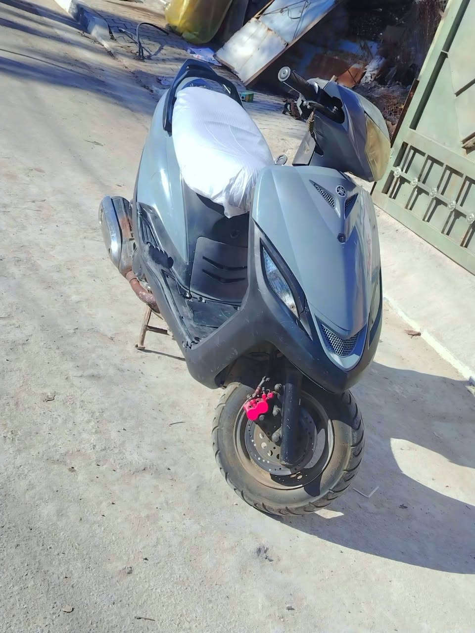 سلام عليكم ماكس 140 
مكينه بلاديه برغي ما مفتوح بيه 
دراجه نضيفه خير من الله 
مصبوغه جماليه فقط
زوج تايرات جدد 
مكينه خرسه كهربائيات كله شغاله 
سلف وهندر نكره بكل وقت 
المكان بغداد الحسينيه راشديه
الهاتف ***********
سعر 300 بيه مجال
