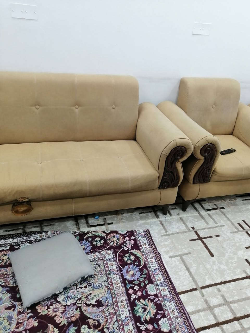 السلام عليكم
تخم قنفات للبيع كامل نظافه ٠/٨٠ فقط حرق صفير مثل ما مبين بالصوره
2كراسي مفرد
2قنفات كبار
1قنفه صغيره
السعر ٢٠٠ الف
للتواصل ***********
