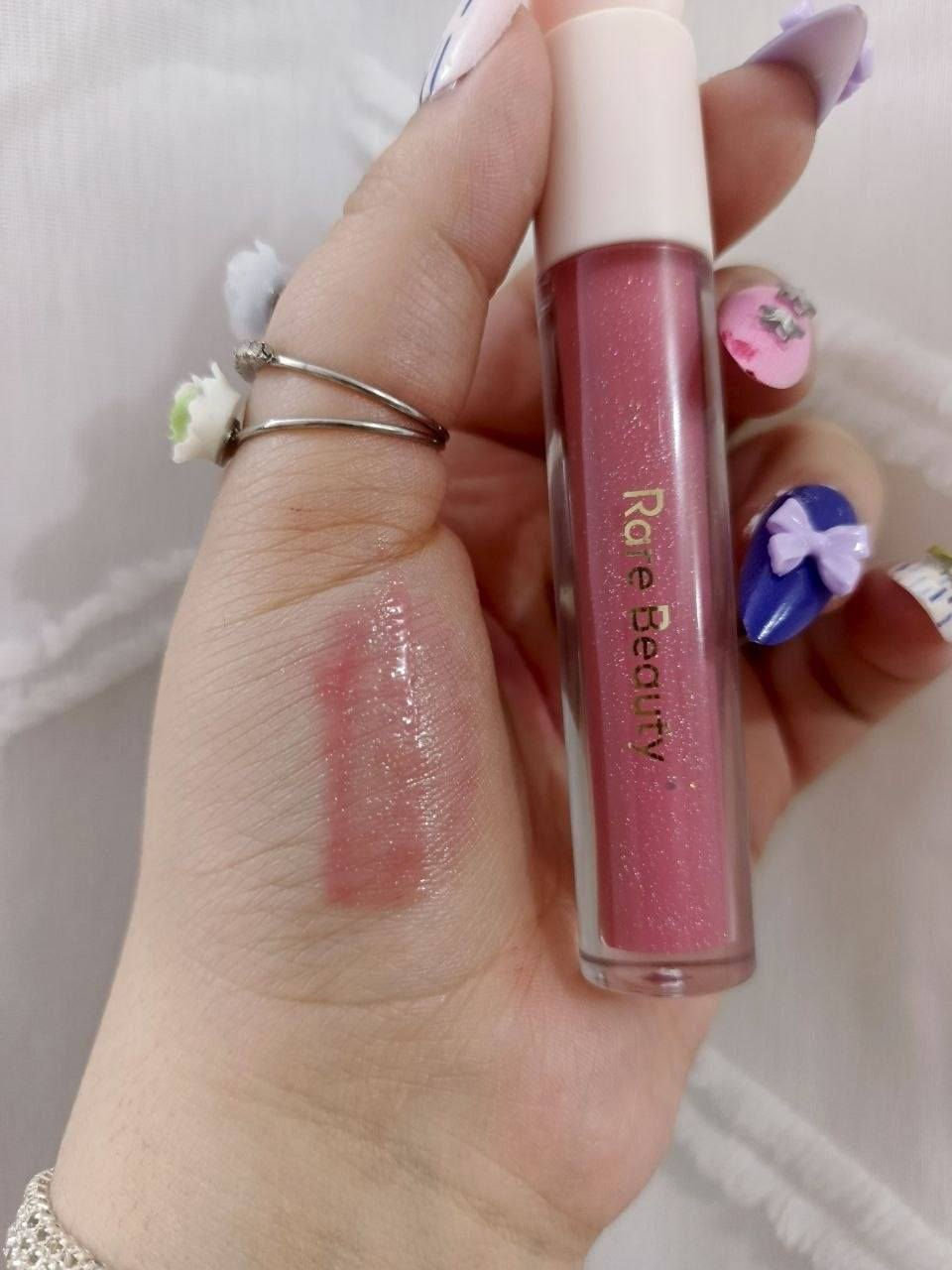 هذه مجموعة من كلوسات الشفاه المضيء "بوزيتيف لايت" من رير بيوتي (Rare Beauty Positive Light Luminizing Lip Gloss). 
يتميز بتركيبة مريحة وغير لزجة تمنح الشفاه لمعاناً زجاجياً. 
يحتوي على لمعان متعدد الأبعاد (shimmer) للحصول على تأثير بصري يجعل الشفاه تبدو أكثر امتلاءً. 
متوفر بعدة درجات، بما في ذلك "غليمر" (Glimmer) و "سبارك" (Spark) و "فليكر" (Flicker). 
المنتج يرطب الشفاه فورياً ومع مرور الوقت.

رير بيوتي 6 الوان 🔥🔥

سعر خاص
توصيل لجميع محافظات العراق


**إذا كنت صاحب هذا الإعلان وتريد حذفه لأي سبب، رجاءا أرسل رسالة إلى الدعم الفني**