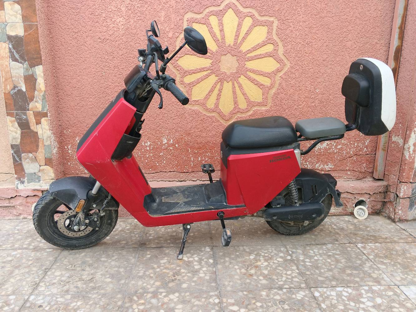  
دراجة شحن هوندا اصلية موديل S08 تشغيل عن طريق البصمة

بطارية ليثيوم مداخلة تصلح ابد مكفولة من العطل
كاملة غراضهة 

الشحنة الواحدة تقطع مسافة 70 km

انذار ضد السرقه

سرعته 42

السعر 700 
بغداد
***********
قديش المسافة اللي تقطعها الدراجة بالشحنة الوحدة؟: 
70 km
وين متواجد حالياً؟: 
بغداد 
السعر المطلوب للبيع؟: 
700الف وبيها مجال
شكو أضرار أو مشاكل بالدراجة؟: 
لا يوجد 