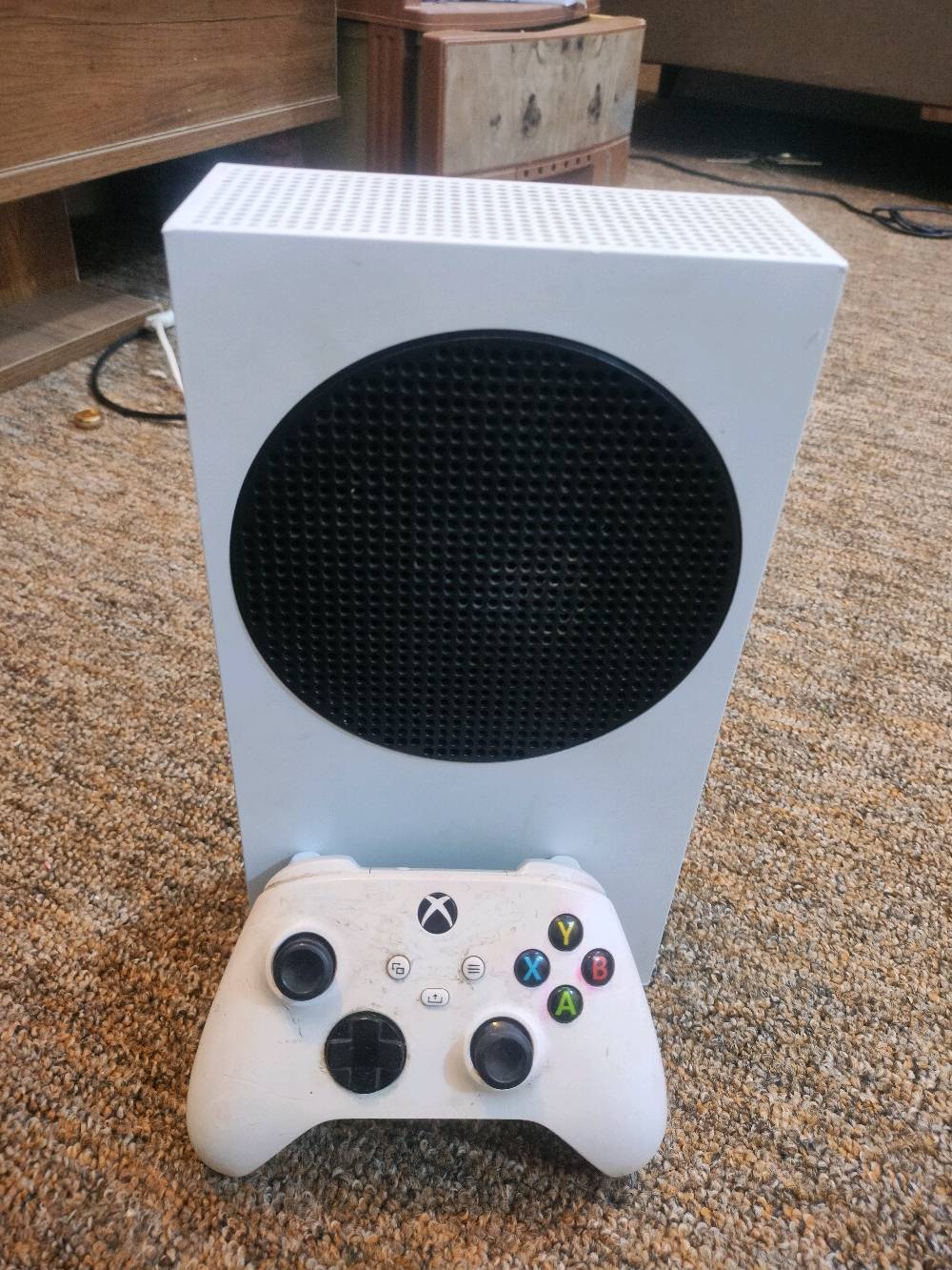 اكس بوكس سيريس اس مستعمل 
ملحقات كامل بدون الكارتون hdmi و كيبل الباور وجوستيك  

مكاني بصره شارع 14 تموز 
+ ما عندي توصيل تجيني للبيت تفحصة وتاخذة