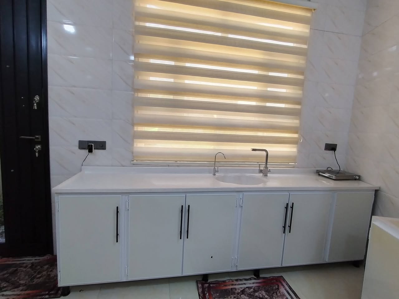 طباخ مع شافطه مع كاونتر وسنكي مقطع تركي وجدآ نظيف   للاستفسار الاتصال *********** ابو ميار
