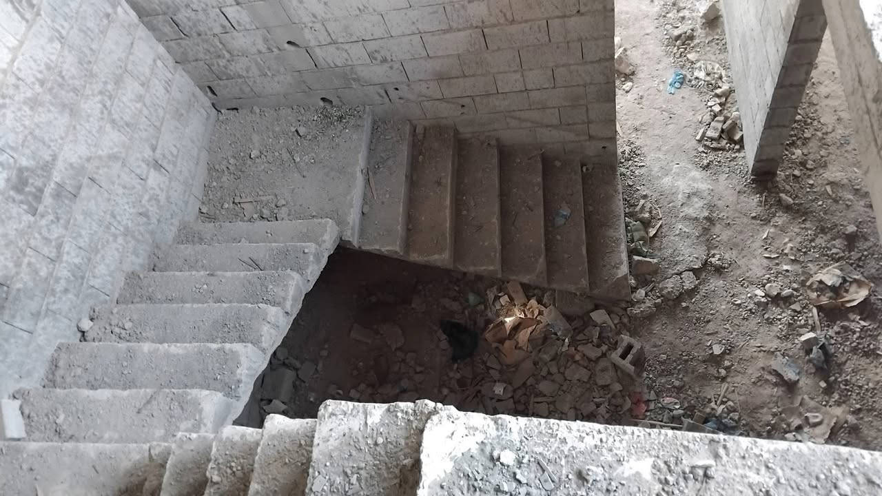 سلام عليكم هيكل مساحه ١٤٠ متر طابقين خلف ملعب الحولي الاتصال ***********
