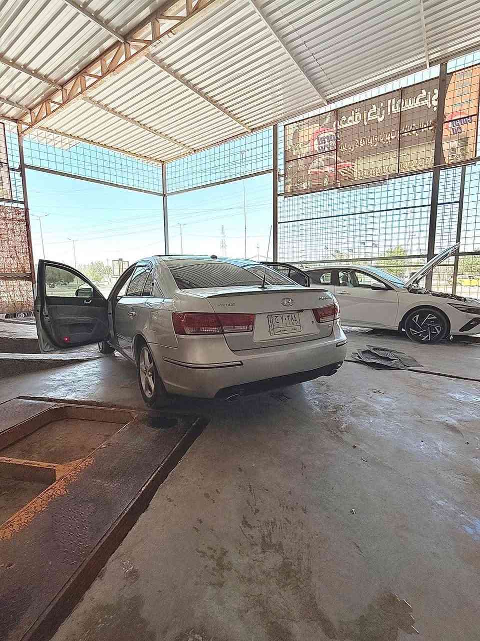 السلام عليكم سوناتا 2008 كفاله عامه
 محرك ما مفتوح برغي بي 
السياره جانت مضمومه وسونار واضح كدامكم من عده البنيد مفتوح بس لا مصبوغ ولا مبدل بي شي وجاملغ صوب السايق مفتوح ومصبوغ عل بلادي
موصفات السياره
وراد أمريكي.🇺🇸
محرك السياره ٦. سلندر ٣٣٠٠
كشن السايق كهربائي
فتحه قماره
نضام TPMS. اذا نزل التايرات يشتغل عندك ب الدشبول نضام Esc.توازن السياره عنده السرعه تبريد السياره ثلج عل وضع شركه
حداديه جديده ستوني مسويله آدامه كامله لسياره تايرات جداد ويل حجم ١٧.
رقم السياره بغداد سنويه تنتهي 2028
باتري السياره جديد السياره فول فول موصفات من عده البصمه مكان السياره نجف الاشرف 
السعر 115. وبيه مجال لطيبين اذا ما عجبك السعر اعكب المنشور اذا علقت تعلق مو حلو يدل عله تربيتك 
***********
