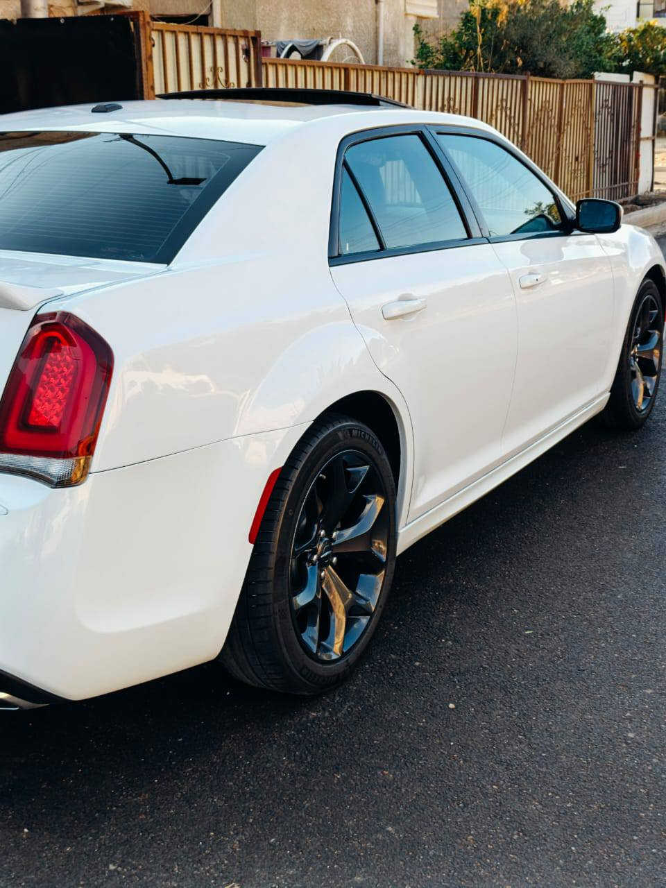 السلام عليكم 
كرايسلر موديل 2023 شركة هارلم آخر إصدار رقم أربيل تحويل مباشر مكفولة من الحادث والبارد فقط صبغ بل دعامية الخلفية أثر شخوط بدون فتح السيارة ماشية ٢٥ مايل بعدها بوضع الشركة بضمان الشركة كل تبديلاتها وصيانتها بل شركة السعر ٣٨٠  بيها مجال  مكان السيارة بغداد ساحة بيروت ***********
