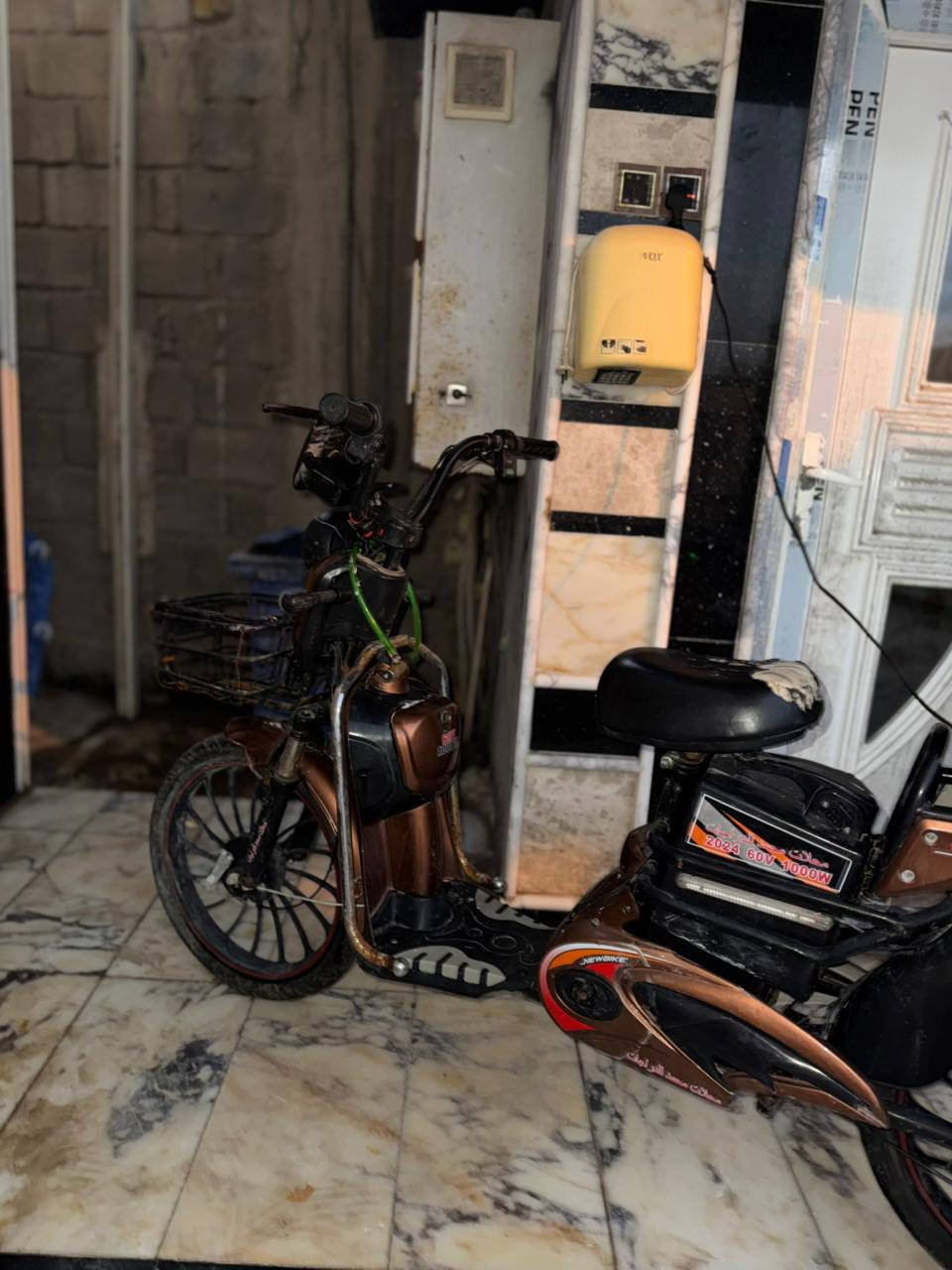 دراجه شحن عوزه بِــ̯͡سّ بطاريات الدراجه كلشيء ما بيه وكلشيء شغال بيه العينه اشاير هورن الأيت الأمامي سعرها ٢٠٠ وبيها مجال قليل  
مكاني البصرة الدير 
***********
