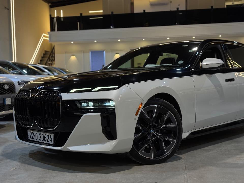 السلام عليكم
BMW 740i 
موديل 2023
بدي M بلادي
سستم بلاك ايدشن 
مواصفات اندفجول طلب خاص 
فول كرستال تطعيم الداخل
رادارات 360
كامرات 360
ناظور ليلي 
داتا شو
5 بردات تعتيم كامل
سقف رولز رويس
بيبان سوفت كلوز (شفط)
داخل لون مميز احمر غامق 
ويل ٢١
عداد 26mi
بيها هواي مواصفات متخلص 
أمريكي كلين من امريكا بيها قطعتين كلير بدون ضربة 
***********
