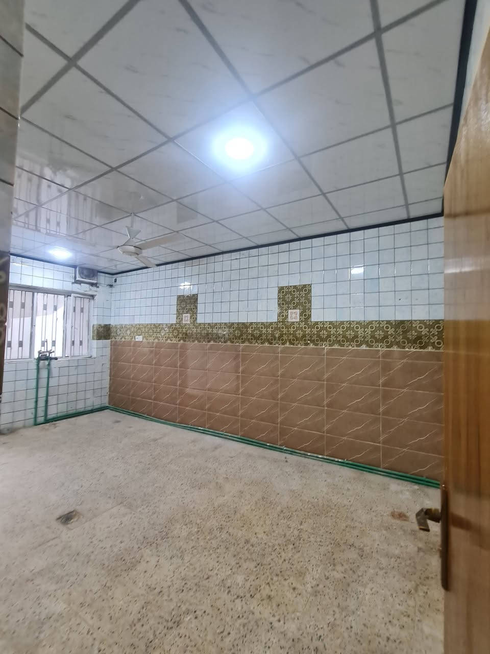 للأيجار الدار طابقين(المساحة200م) مفصول بالكامل بناء قديم
الموقع الدار حي البلديات قرب جامع الصائغ 
 

الطابق الأرضي 3غرف نوم وهول واستقبال ومطبخ وصحيات داخلية وخارجية وكراج 

الطابق الثاني غرفتين نوم وهول واسعة ومطبخ وصحيات ومخزن وسطح ناصي وعالي 
(بدل ايجار ارضي 400الف والشقة 300الف)

للاستفسار مراجعة مع مكتب الوطن للتجارة العقارات 
العنوان المكتب/ الموصل حي البلديات من جهة السكر قرب سانكو مول

او الاتصال على الأرقام التالية 
كؤرك***********
اسيا ***********
