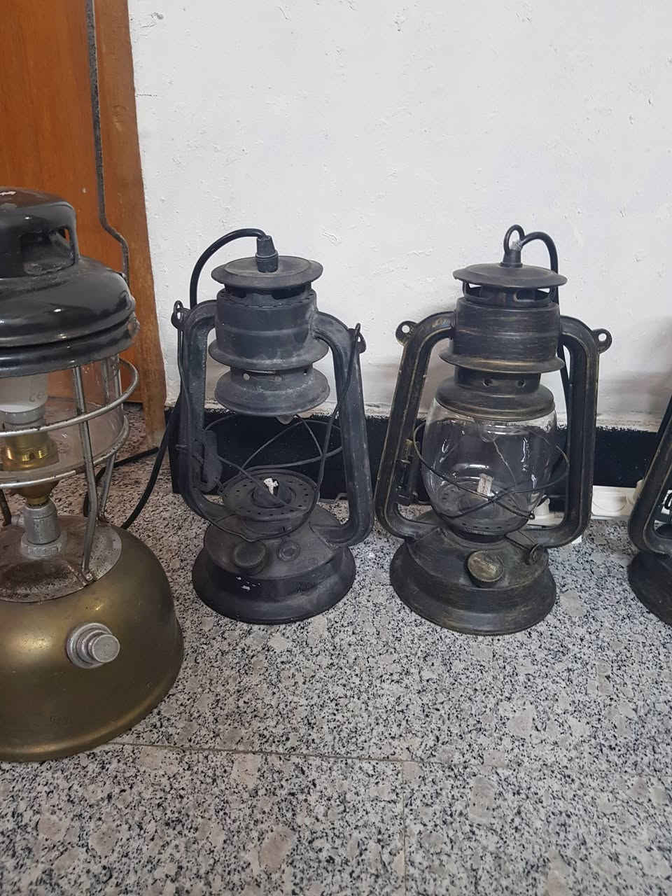للبيع مجموعه شلع فوانيس يشتغل على نفط وكهرباء. مع لوكس و بلوجكتر سعر مجموعه 250. مكان بغداد. ***********
