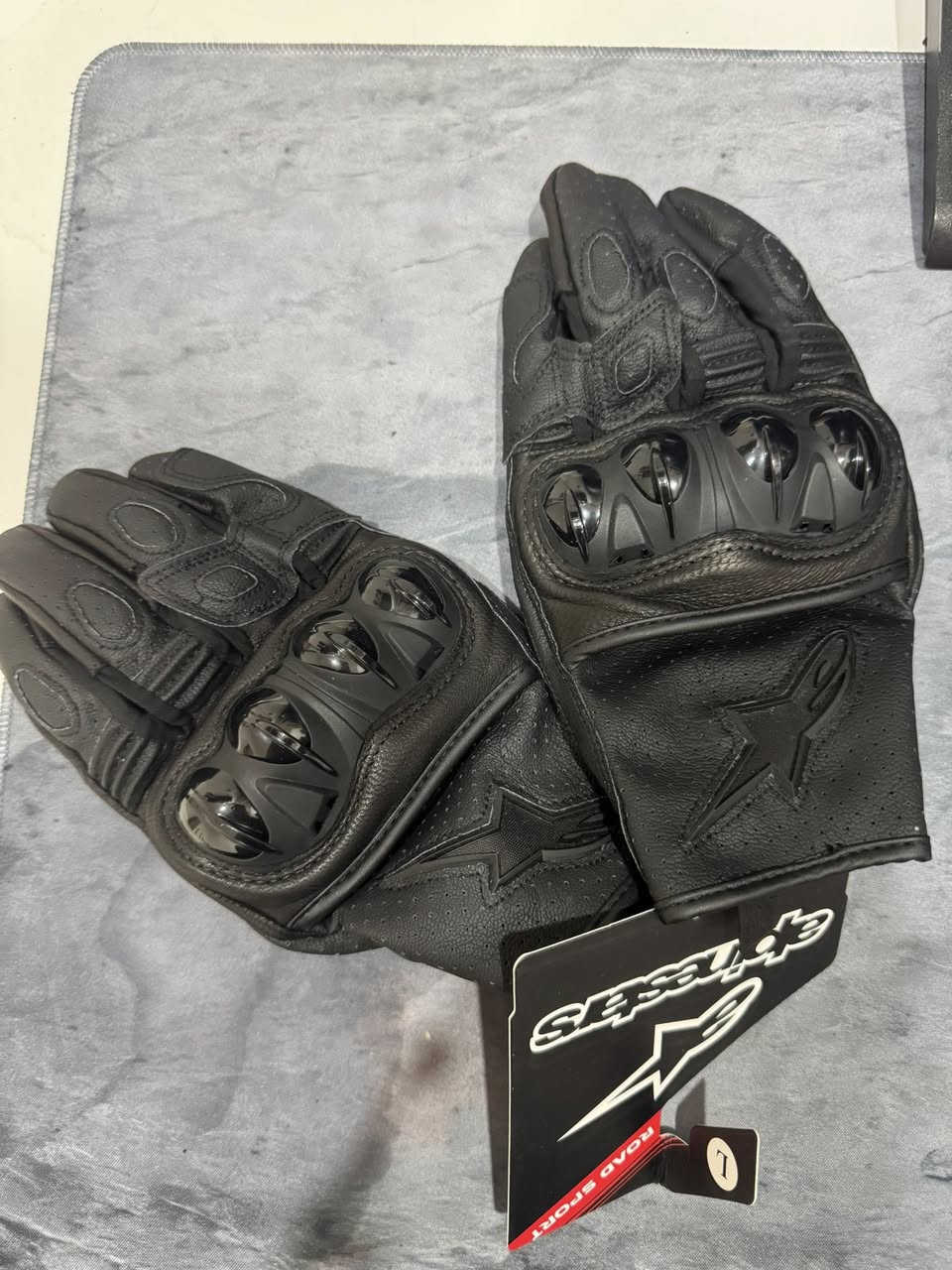 🔥 للبيع – قفازات Alpinestars أصلية 🔥
متوفر:  
🖤 اللون: أسود وأحمر  
📏 القياسات: Medium – Large – XLarge  
✨ الحالة: جديدة 100% غير مستخدمة  
💪 خامة قوية وجودة عالية  

🚚 توصيل متوفر لجميع أنحاء العراق  

📩 للاستفسار خاص  
📞 أو الاتصال على: ***********
