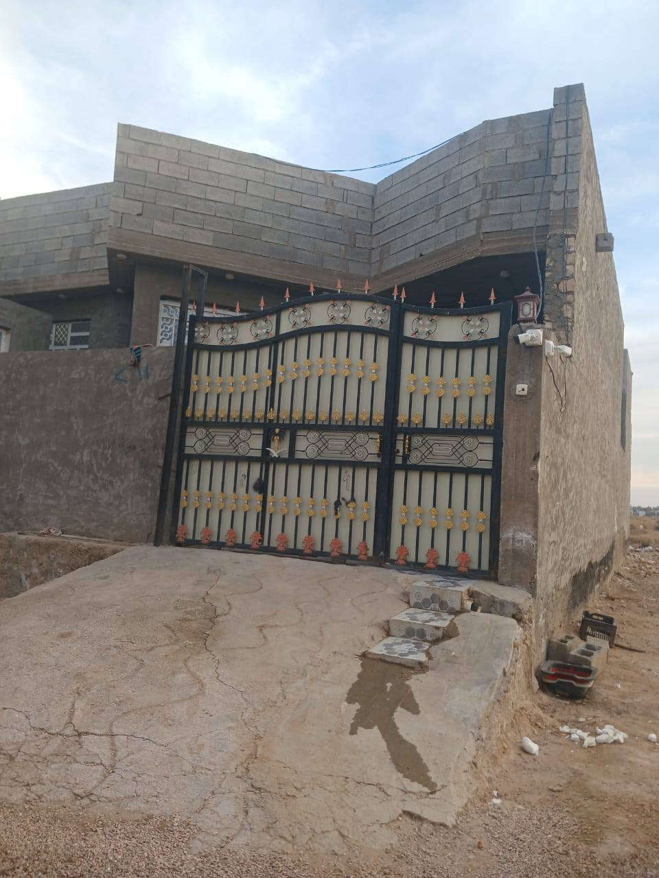 دار لبيع سبعه كيلو رقمه ٢٢٠٤٠ غرفتين نوم وصاله وديوانيه ومطبخ وصحيات شارع ١٠ وره مركز شباب استفسار اتصال على رقم ***********
