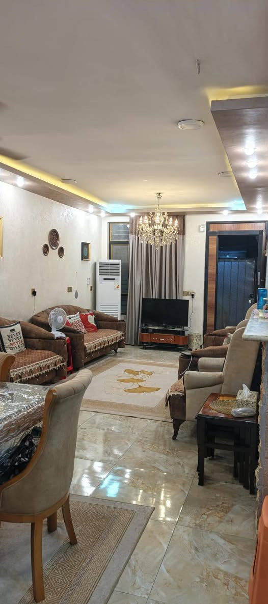 السلام عليكم للبيع للبيع يوجد لدينا مشتمل 100 متر الوجهه 5 والنزال 20 في منطقه حي  الطائي خلف المصرف يحتوي اربع غرف نوم وصاله ومطبخ وخدمات هاتف ***********
