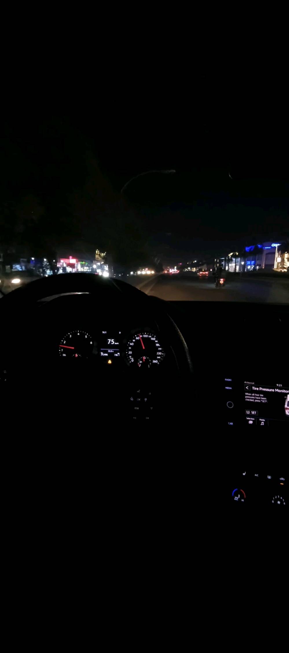 🚗 للبيع: فولكس واجن تيغوان TIGUAN S موديل 2019 🇮🇶🇨🇦
وارد كندي – رقم أربيل (تحويل مباشر بنفس اليوم)
✨ سيارة جاهزة بالكامل للاستعمال
🔧 المواصفات الفنية: • محرك 4 سلندر 2000 تيربو – قوة + صرفية ممتازة
• نظام دفع رباعي (4Motion) – مناسب لكل الطرق
• الممشى: 254,000كم
🎯 المميزات: • شاشة لمس كبيرة تدعم Apple CarPlay
• كاميرا خلفية 
• مقاعد قماش أصلية مع تدفئة (هيتر)
• مثبت سرعة (Cruise Control)
• تحكم كامل بالستيرن
• إشارات بالمرايا الجانبية
• إضاءة LED نهارية
• لون أزرق مميز ✨
📌 الحالة: • السيارة بيها ضرر (موضح بالصور)
📍 الموقع: أربيل
📞 للاستفسار: (***********/***********)