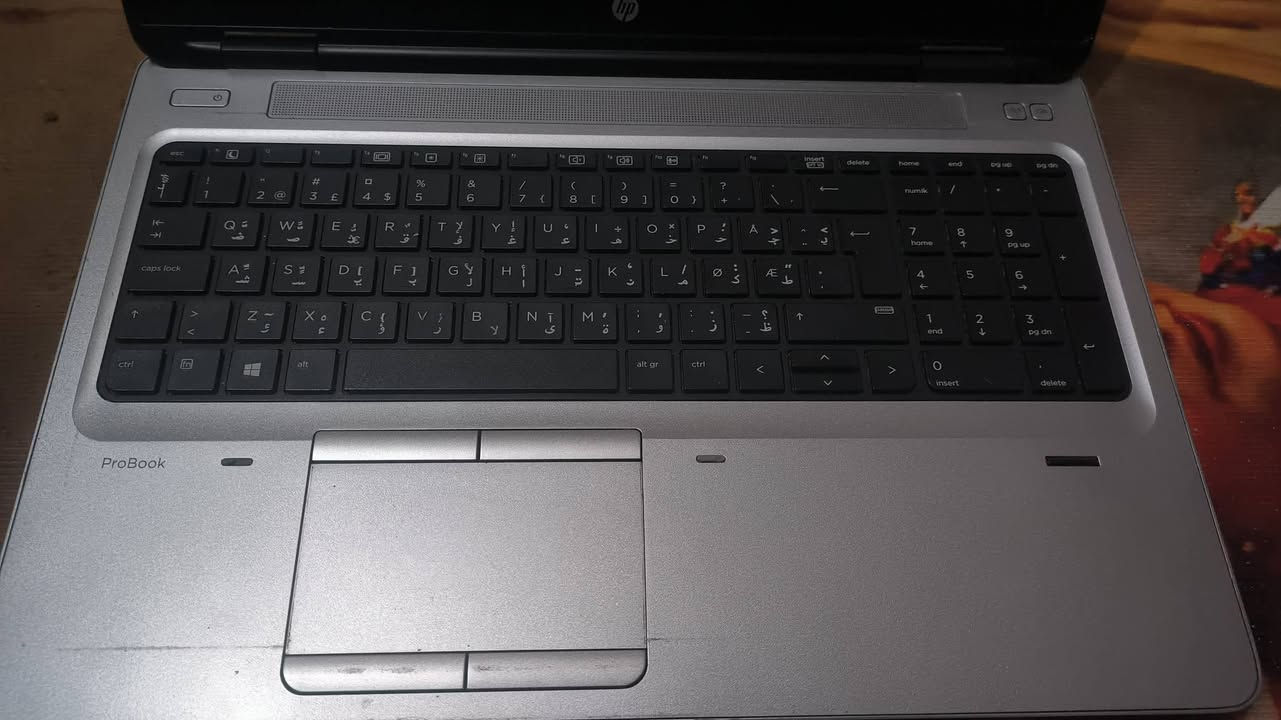 للبيع لكطة صيد وسعر حارق لسرعة التصريف: لابتوب HP ProBook 650 G2بحالة ممتازة ونظيفة جداً بحالة الوكالة.
المواصفات الفنية للجهاز:
​المعالج (CPU): Intel Core i5 (الجيل السادس 6th Gen) - أداء قوي وسلس جداً للمهام المكثفة والدراسة.
​الشاشة: بمقاس 15.6 بوصة بدقة عالية (مرغوبة جداً للمشاهدة والقراءة).
​الكيبورد: كيبورد كاملة تحتوي على الجزء الرقمي الجانبي (NumPad) مثالية لجماعة المحاسبة والتداول والسرعة بالكتابة.
​المنافذ: يحتوي على منفذ USB Type-C الحديث، ومنافذ USB 3.0، ومنفذ DisplayPort، مع قارئ أقراص DVD وسواقة كاملة.
​البطارية والنظافة: نظيف جداً والبطارية بحالة ممتازة.
​⚠️ ملاحظة حرجة وقاطعة للإحراج:
اللابتوب شغال 100% وما ملعوب بيه نهائياً، لكن البيع (بدون رام وبدون هارد) الجهاز مثالي جداً لأصحاب مكاتب الصيانة، أو الفنيين، أو أي شخص يريد لابتوب بمواصفات قوية بسعر بلاش (بس يشدله رام وهارد وينزل نظام ويتوكل على الله).
​💵 السعر قفل قفل ومن الأخير لسرعة البيع: 115,000 دينار فقط.
​🤝 طريقة الاستلام:
تشرفني وتنورني بالمكتب، تفحص اللابتوب على الباور والـ BIOS براحتك وتشرب استكان شاي معدّل وتتوكل، أو متوفر توصيل سريع لباب بيتك داخل بغداد ولجميع المحافظات.
​القطع النظيفة مثل هذي ما تطول، اللي  ويريده يدزلي اسمه ورقم تلفونه بالخاص فوراً.


**إذا كنت صاحب هذا الإعلان وتريد حذفه لأي سبب، رجاءا أرسل رسالة إلى الدعم الفني**