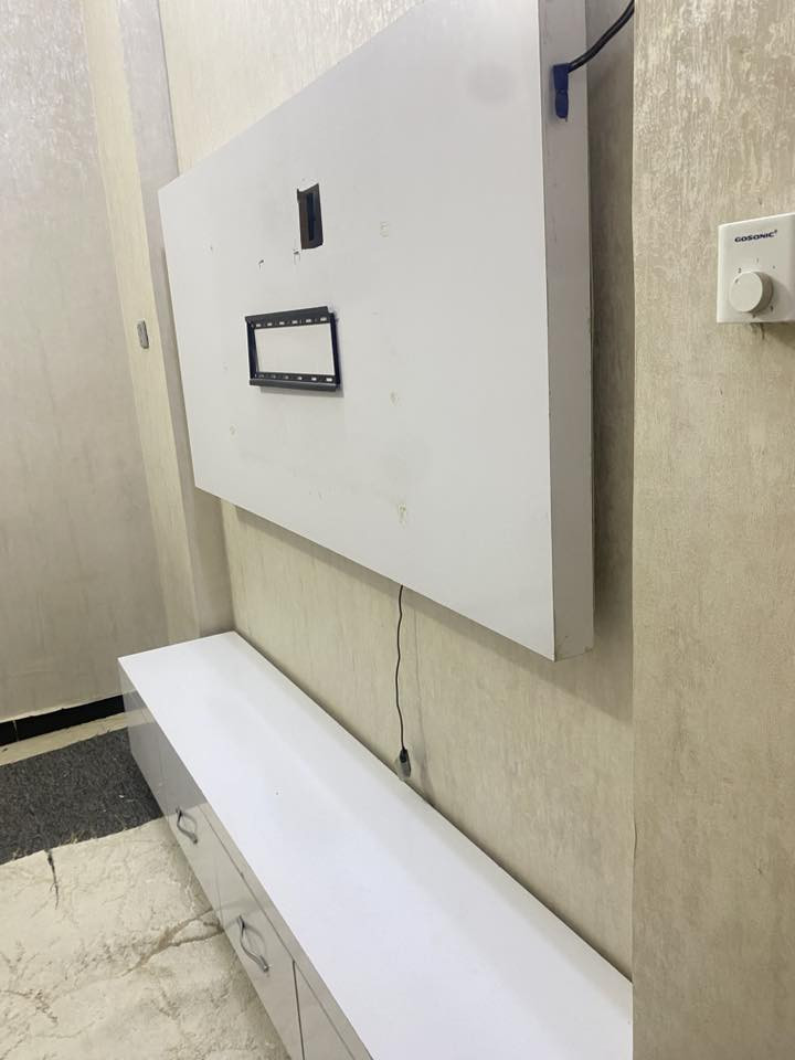 ميز تعليق وارضي مال شاشه السعر 250  تفصال عراقي يعني مو جاهز اسره عدد اثنين هن والدواشك ب 50 ميز طعام ويه كراسيه بس ارجل الكراسي فقط يرادلهم لحيم ب50 مكاني الروضتين ***********
