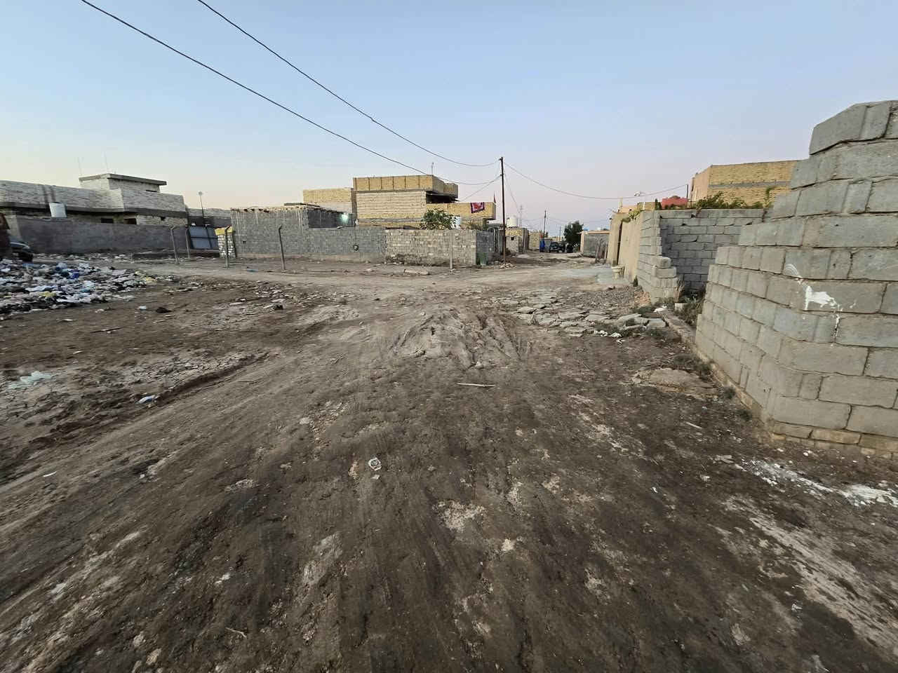 متابعه للبيج 👍

قطعه ارض مساحه 200 متر طابو زراعي سند 25 

بيها بناء غرفه وصاله وحمام وستقبال : بوكس طابوك + عكاده شغل درجه اولى 

السعر : 12 مليون وبي مجال 

متوفر كافه الخدمات : ماء . كهرباء 
العنوان : طريق المعاره : شارع حسين ابو الدهن : مجاور مجمع مناف جوده  
______________________________________
الاستفسار اكثر مراجعه 
مكتب عقارات محمد كامل العويسي  
عنوان المكتب 🏡 قنطره ربيانه / شارع المواكب مقابل قرطاسيه القمر 
اداره المكتب :
***********
*********** واتساب ☎️
