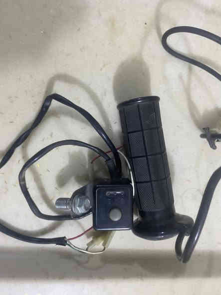 السلام عليكم شباب جفوف مال ادرس حديث ياباني مو تجاري مال حاوية وجهاز هيتر مال ادرس حديث نقص بس يده مال جهه اليسره 

‭0776 602 8464‬
