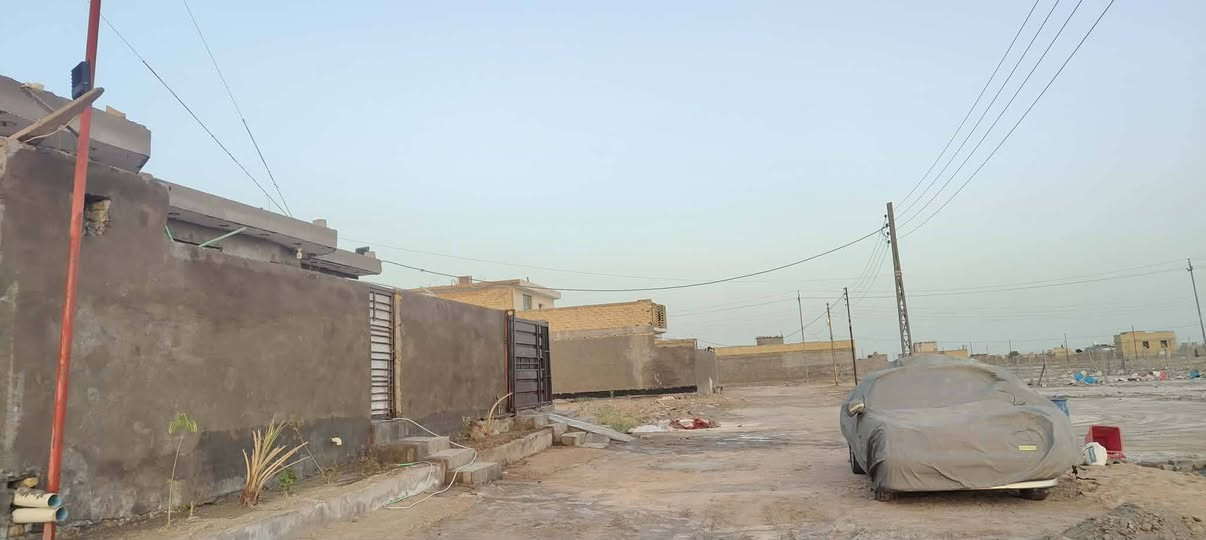 سلام عليكم دار للبيع مساحه حي الجوادين النزله الثانيه  الشارع 11متر كهرباء بالباب والماي بالباب 300متر واجهه 15ونزال 20 البيت يتكون من استقبال 7ونص ×4 وصاله 6ونص×6وصاله ثانيه 9×6وغرف 2مساحه 5 ونص ×4وغرفه ثالثه 4ونص×4ومطبخ وصحيات عدد 3مناور عدد 3. البناء بلوك صب كونكريت مسلح البيت بناء جديد 2024وشغل درجه اولى الاستفسار الاتصال ***********
