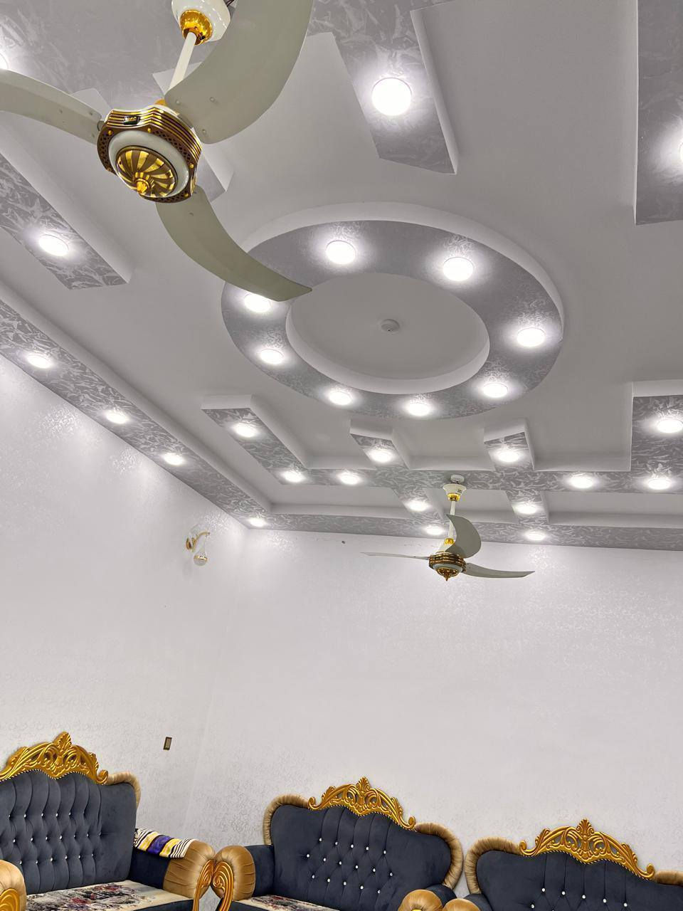 مكلف بالنشر دار للبيع لزمه داخل مرتسم ومرقم الخالديه حي الشهداء قرب جامع حجي براهيم مساحه ٣٢٥ مكون من غرفتين وصاله واستقبال حمام داخلي ومطبخ حار بارد كراج وحديقه صغيره صحيات خارجيه 
السعر ١٢٠ وبي مجال للاستفسار الاتصال على /***********
