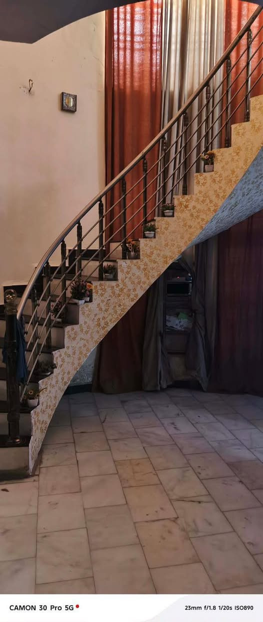 السلام عليكم 
بيت للبيع مساحته 200م واجهه ١٠ 
طابقين حي الفرات شارع الصب خلف اسواق كيان رابع بيت عن الشارع 
الطابق الأول 🏡
غرفه نوم وحده 
صاله 
 أستقبال
 مطبخ 
وصحيات داخليه وخارجيه 
الطابق الثاني 🏡
غرفتين نوم 
صاله 
صحيات 
مخزن ساندويتش _ستفسار ستفسار ***********

*********** 
 او مراجعة مكتب بركات الزهراء للعقار والمقاولات العامه حي الزهراء قرب مصتوصف اذ ردت بيع عقار او بناء أو ترميم ما عليك فقط مراسلتنا 
مكتب بركات الزهراء
