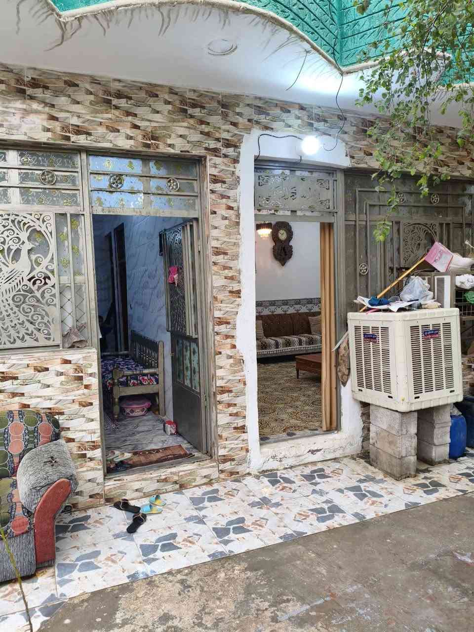 السلام عليكم بيت للبيع المساحه 165
طابق واحد السريدات القديمة المربع الثالث بيت جديد مرتب 
***********
