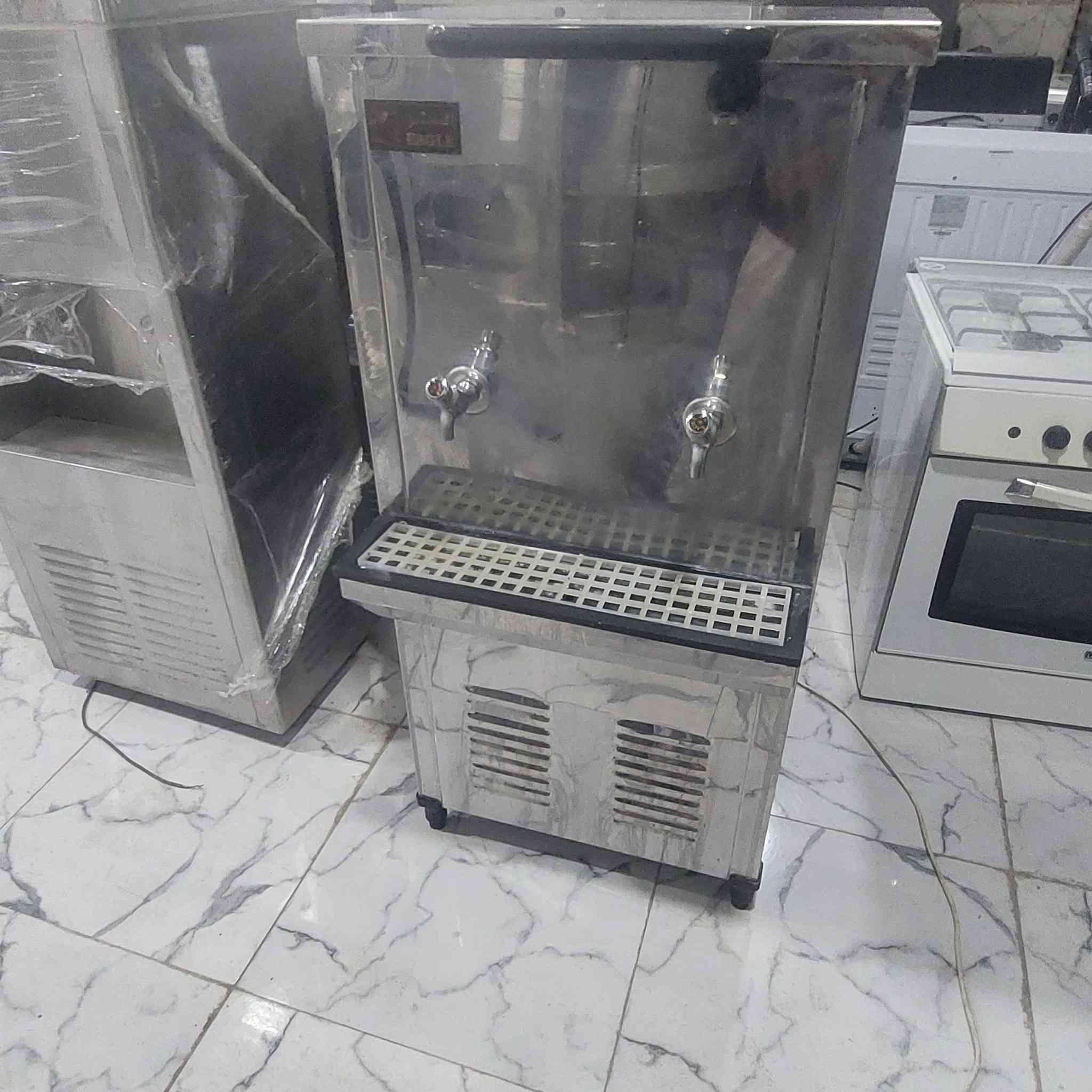 براد ماء باله كويتيه شرط الشغل ابو حنفيتين العنوان البصره قضاء المدينه خلف محطة الوفود الحكوميه البدران للإستفسار عل خاص ***********
