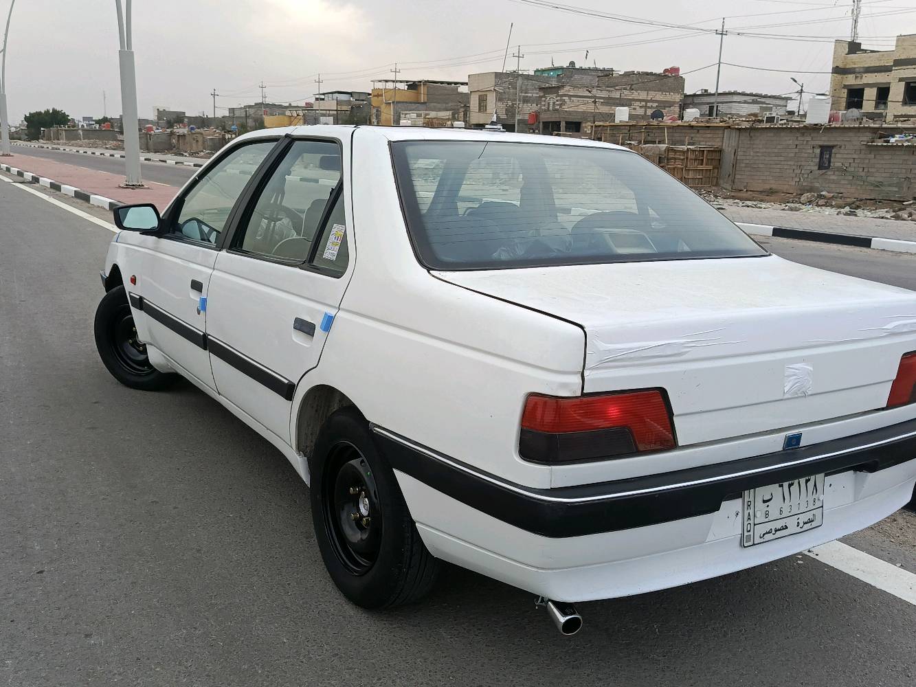 السلام عليكم بيجو 405 موديل 2012 رقم بصره سنويه مجدده لغاية 2028 
السياره مكفوله من الضربه والتبديل ماعدا البنيد طاير ومبدله والقديم موجود عندي.
السياره جاهزه كير محرك حداده تخم تااير جديد.. درايم شفتات كاملات زوج جدد توني امبدلهن... دواخل جديده كهربائيات كلهه شغاله.. السياره احلى من الصور وصفاحهه شرط موس.. ترايهه وين مايعجبك وراعيهه يريد تحويل.. مكاني بصره القبله السعر 38 وبيهه مجال بصيط للشراي