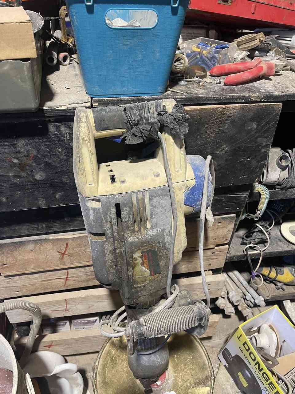 السلام عليكم مواد انشائيه وعدد يدويه جديد ومستخدم للبيع شلع مكان البصرة القديمه ***********
