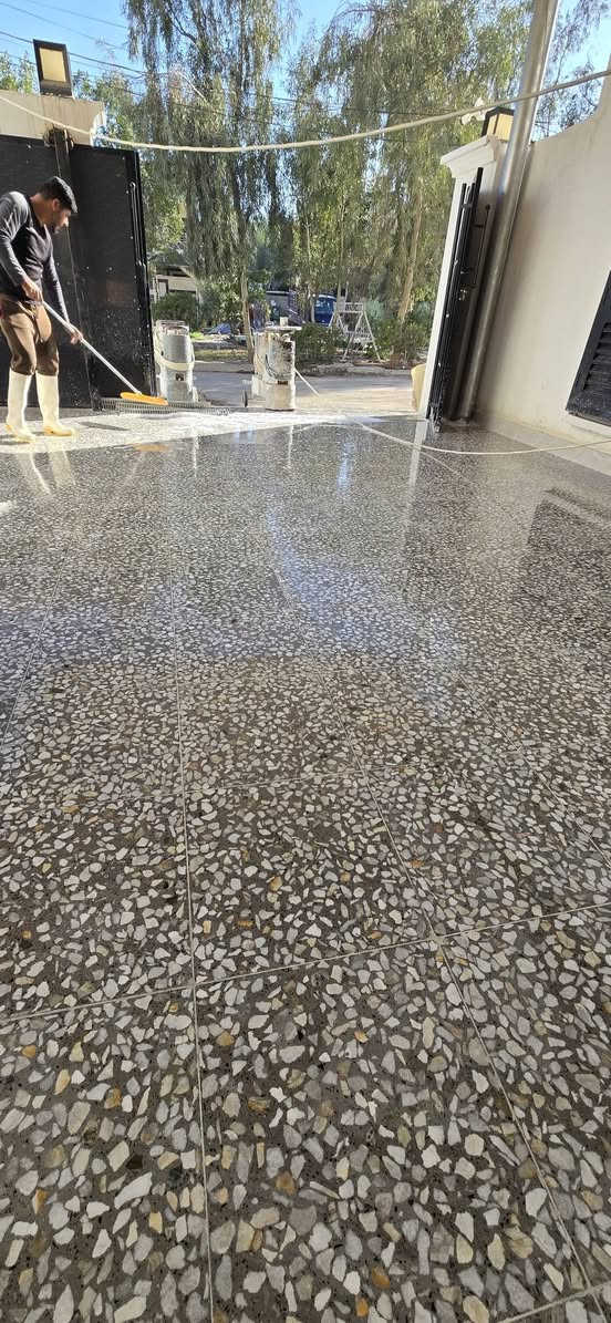 جانب من أعمالنا اليوم في ناحية كنعان (موقع العمل الجديد) 🏗️✨
نقدم لكم خدمات جلي الكاشي الموزائيك العراقي بأعلى مستويات الدقة. نحن مستعدون لجلي وتلميع جميع أنواع الأرضيات:
✅ الكاشي والمرمر الطبيعي.
✅ تنظيف وتلميع البورسلين.
✅ استخدام أحدث المواد والأحجار الإيطالية لضمان أفضل لمعان وحماية.
​للحجز أو الاستفسار، يرجى الاتصال بنا على الرقم:
📞 ***********
