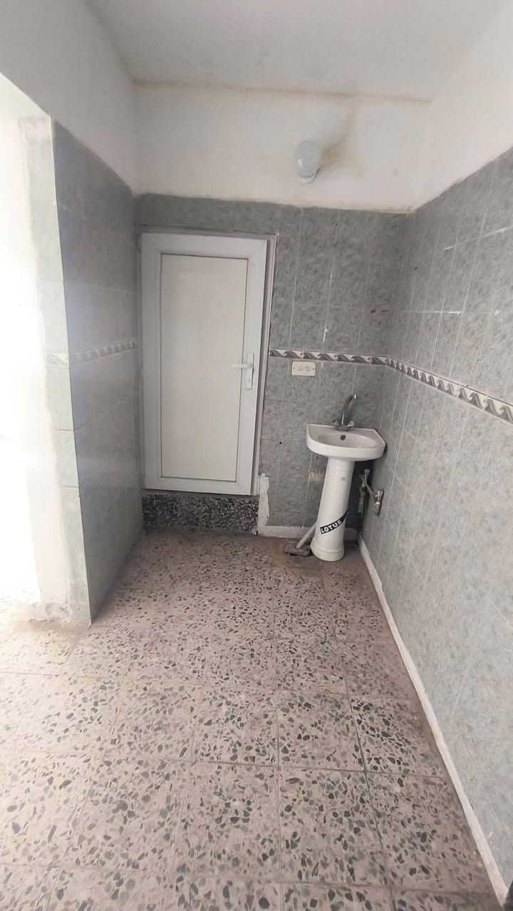 بيت بالاربع شوارع مساحة 300  متر
3 غرف 
3 حمامات
مطبخ 
هول 
بيتونة
يحتوي على 2 تانكي
مجاري جديدة 
كهرباء جديدة
للايجار تجاري او سكني
***********
