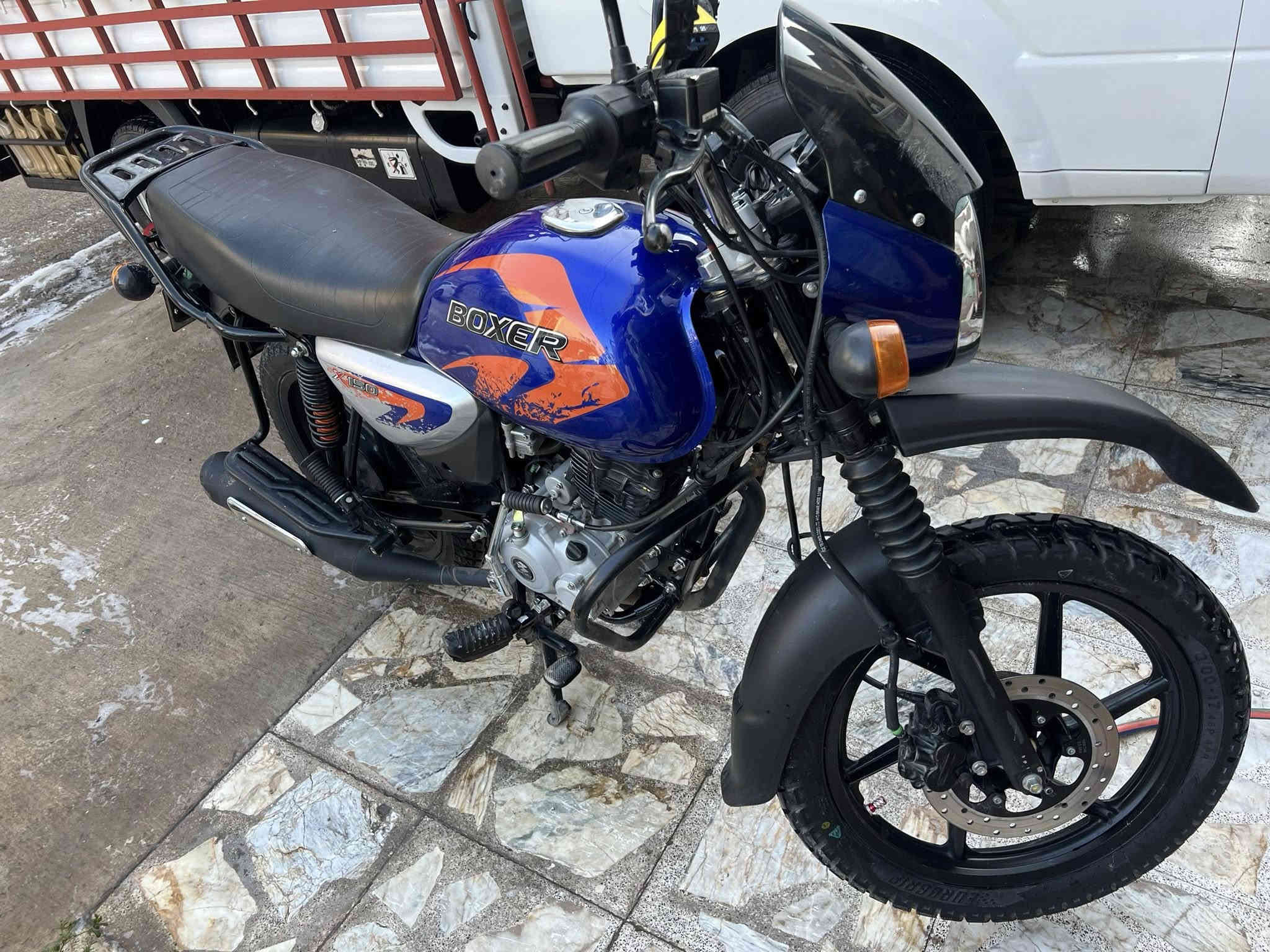 سلام عليكم دراجه بوكسر موديل23  جديده ماشيه 6800  بسمي  عنوان بغداد شارع فلسطين. السعر 3 ونص   ***********
