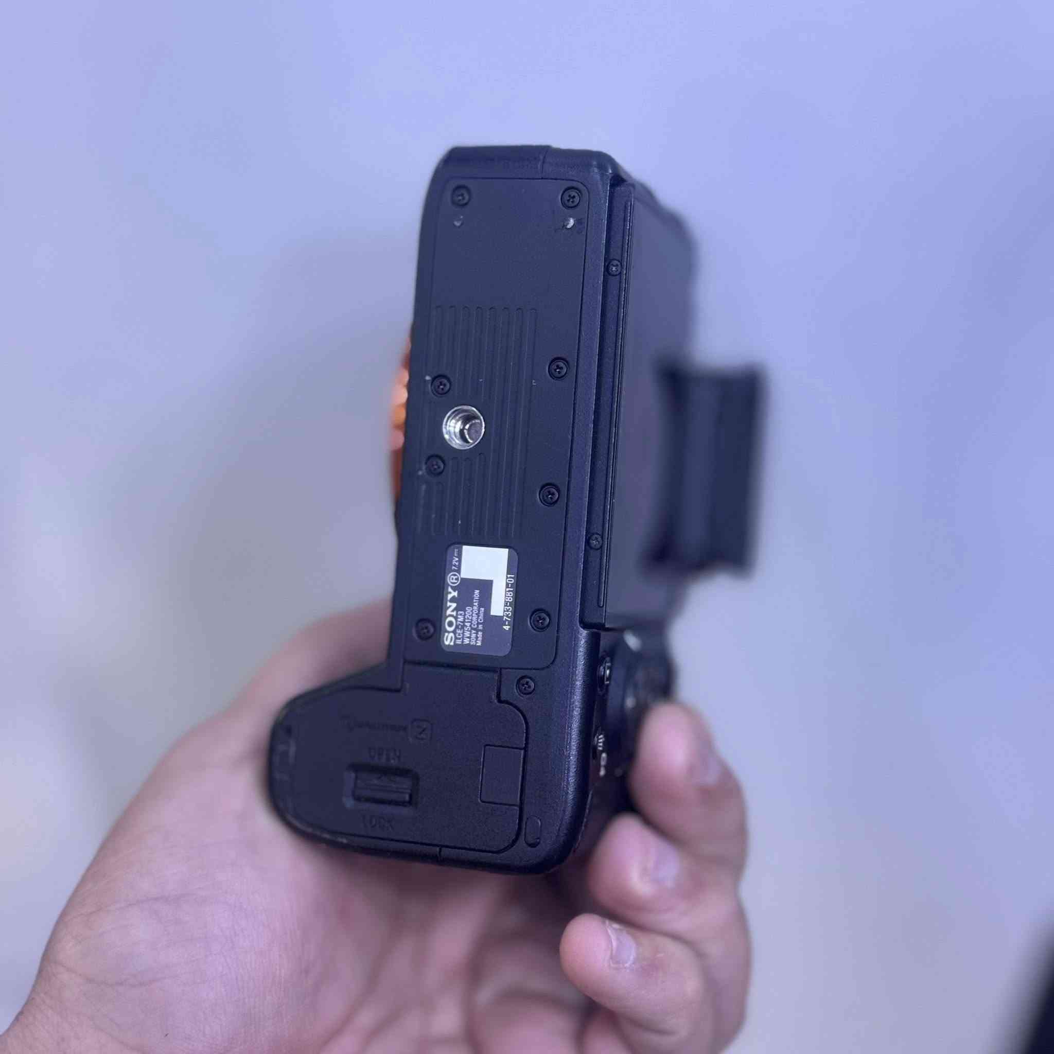 SONY a7m3 Body + Box
Shutter 32k 

Nrxi gwnjawa 

*Tanha shwshay shashakay drzi haya


**إذا كنت صاحب هذا الإعلان وتريد حذفه لأي سبب، رجاءا أرسل رسالة إلى الدعم الفني**