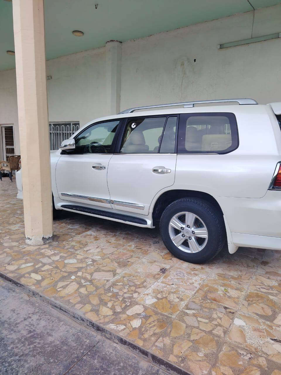 السلام عليكم
لاند كروز للبيع موديل 13  مرقم بغداد بأسمي تحويل مباشر 
مكفوله كفاله عامه
محرك 6 
بريم 
اشاير بالمري 
ومواصفات هواي 

السعر 375
الاتصال على الارقام 
***********
***********
