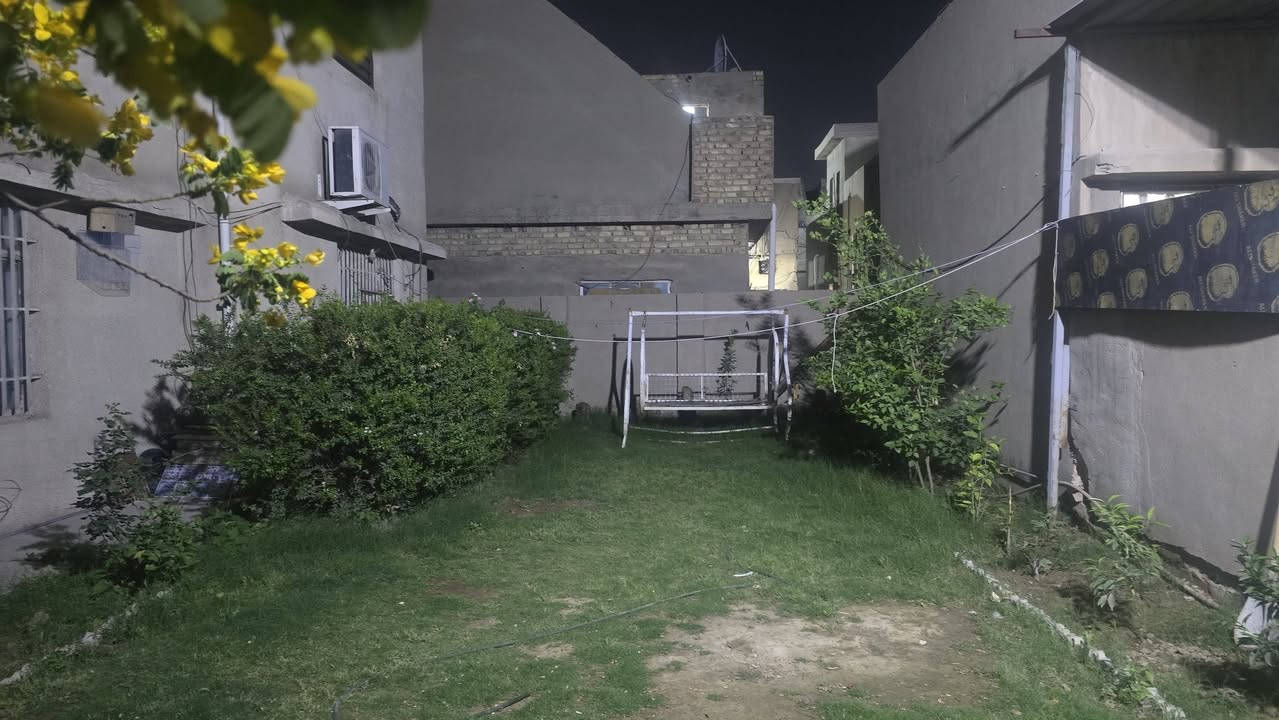 السلام عليكم للبيع بيت مساحه ٣٠٠ طابو صرف الامين مقابيل اسواق بنيه الواجه ٢٠ نزال ١٥ يحتوي على خمس غرف نوم وهول واستقبال و٤ صحيات السعر ٣٥٠ للاستفسار اكثر الاتصال مع صاحب الدار هاتف ***********
