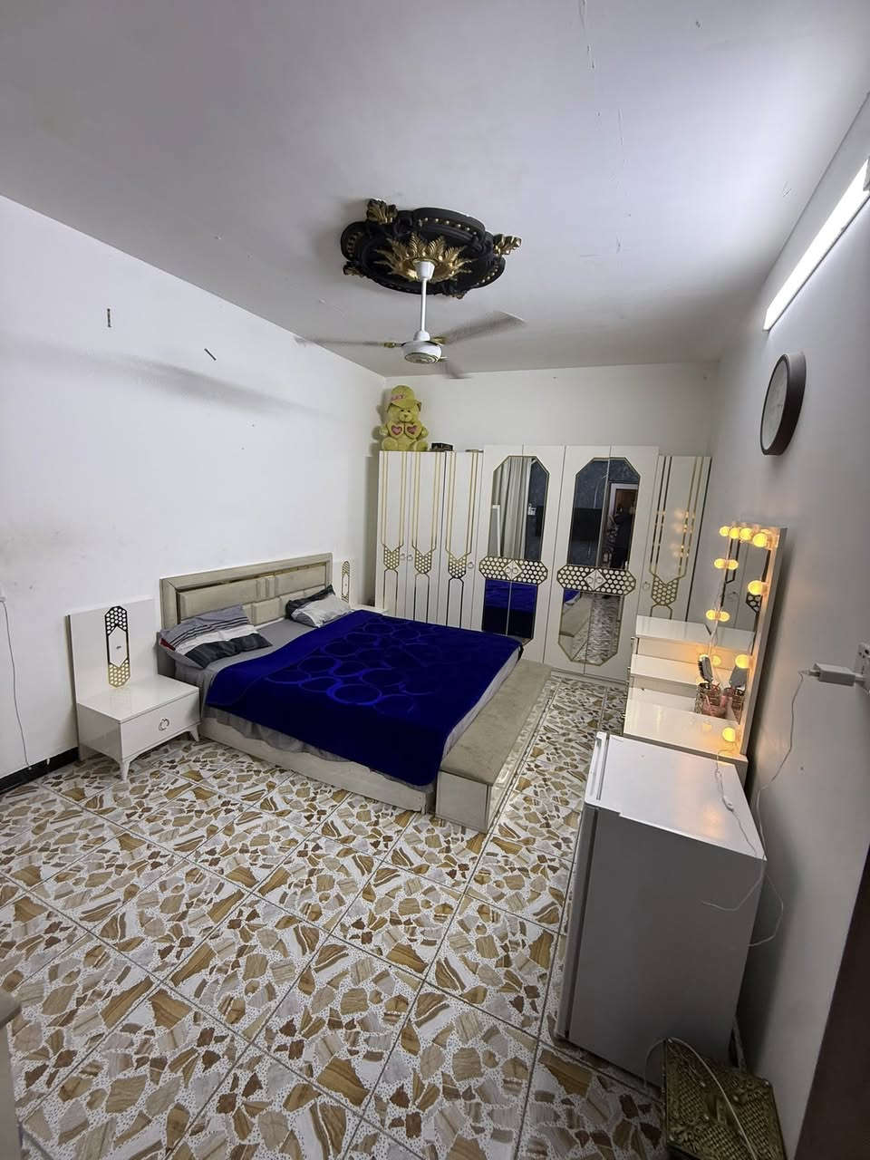 دار سكني للبيع – البلديات (UN) مقابل الجسر
📍 ثاني فرع خلف مقهى عيون البلديات
📐 المساحة:  متر 75
 – الواجهة(4)اله ربع  × النزال20 
🏗️ بناء  – مسلح
🔹 الطابق الأول:
، استقبال،، غرفة نوم، صحيات، مطبخ، ترك.
🔹 الطابق الثاني:
هول، صحيات، 2 غرف نوم.

بيتونة + غرفة نوم واحدة.
دار مرتب وموقع مميز مقابل الجسر، قريب من الخدمات ومناسب للسكن العائلي.
📞 للاستفسار والتفاصيل:***********
📲 متوفر واتساب أيضًا
