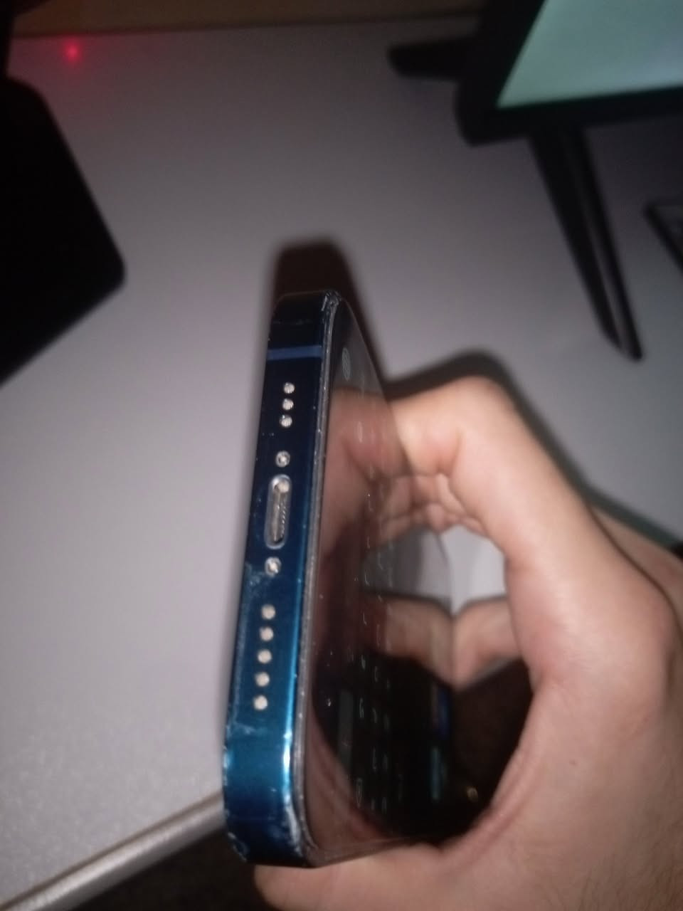 ايفون 12 العادي ذاكرة 256 مبدل بس بطارية وكل شي شغال فيس ايدي شغال بس بي خلل بالمايك مال اتصال بس من تفتح سبيكر يشتغل ومن تلبس سماعه هم يشتغل السعر 280 وبي مجال بسيط مكاني بغداد الشعب 
***********
