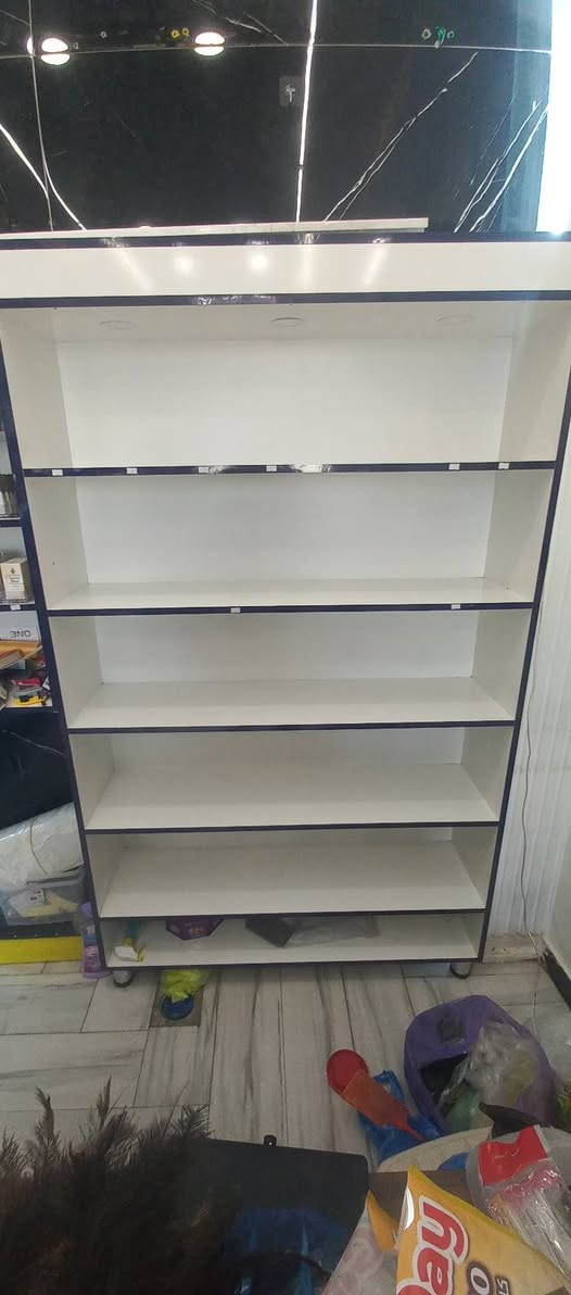 السلام عليكم رفوف تركية نظيفة استخدام شهرين عدد ١٨ أرضية ١٠ جدارية ..
عارضة سكائر جديدة سعة ٤٥ مجر بانارة سقفية ..
دولاب خشب كوزمتك ٦ رف إنارة سقفية ..
ميز مكتب خشب نظيف مجرين طول ١٤٠ عرض ٧٠..
ستول عالي المنيوم دوار للكاشير وللاسواق نظيف جدا..
