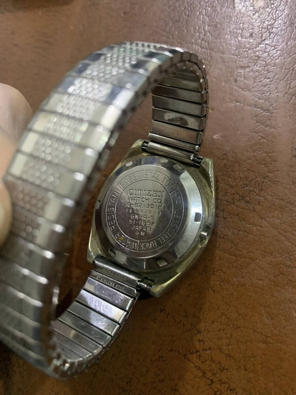 السلام عليكم
ساعات براند
كل وحدة مكتوب المنشأ بالصورة
سويسري وامريكي
Swiss army
Slimstar
Omax quartz 
Citizen
Aigner مطلية ذهب
و ساعة تكويك وكلها شغالة
التواصل خاص او واتس
الرقم فقط واتس 
***********
مكان / حي الجامعة بغداد
يوجد توصيل فقط كرخ
