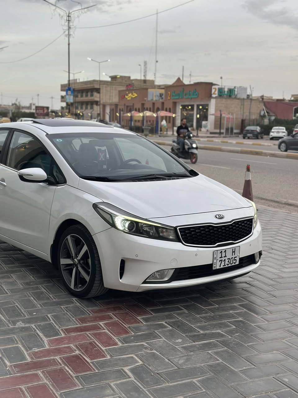 السلام عليكم 
سيراتو موديل 2017   Vip طلب خاص 
رقم بغداد الدولي 
المواصفات 🖍️
مكينه 2000 دوش مكفوله من كلشي 
بصمه   وبصمة أبواب.
فتحة سقف 
كشن جلد  وكهرباء وذاكرة خزن ميموري وتدفئة تبريد بلكشنات 
نضمام نقطه عمياء
رادار وحساس امامي خلفي 
لد أمامي خلفي ونهاري 
لد ترحيبي يدة الأبواب والمري الجانبيه 
تبريد قطعتين 
شاشه لمس وكامره خلفيه 
عداد مسافه 115 الف كيلو متر 
السياره مكفول من الصبغ والفتح والتبديل يوجد بيها بارد قليل 
مكانها السماوه مركز مدينه 
للأستفسار الاتصال  ***********
