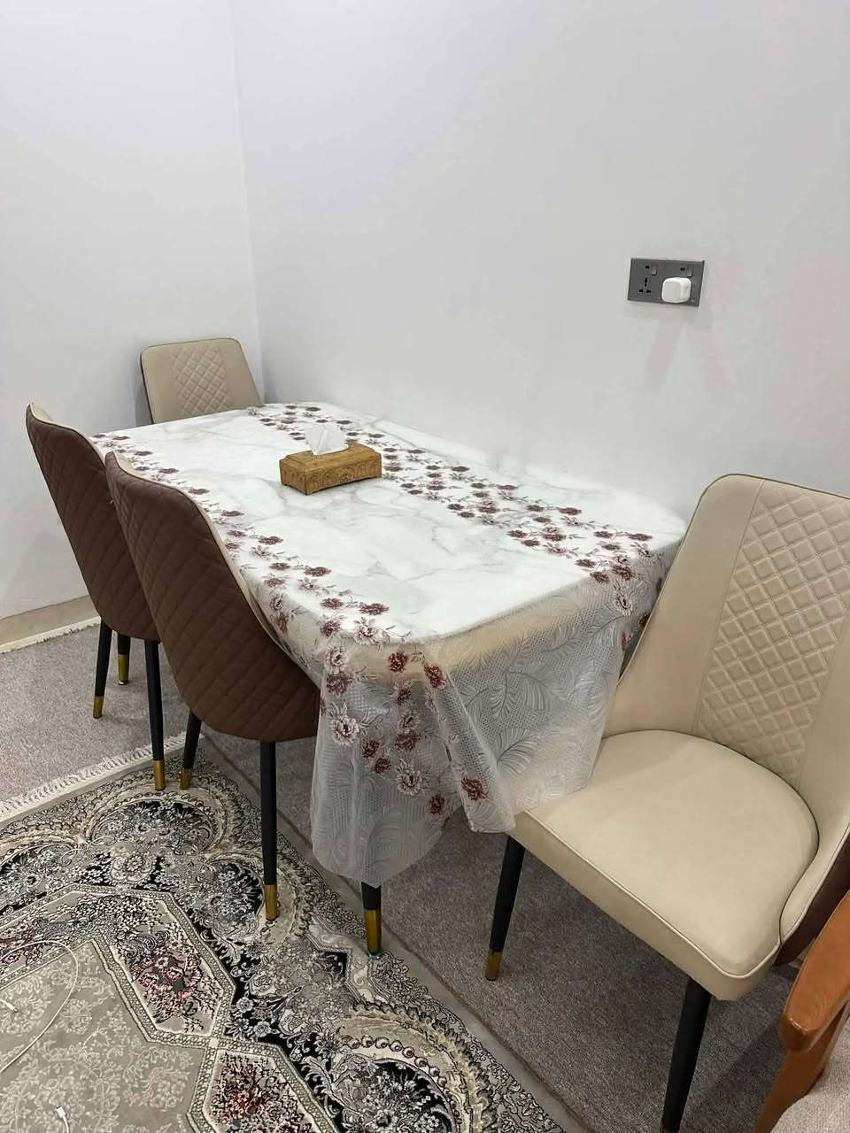 مێز و کورسی نان خواردن 
شتێکی لۆکە 6 کورسی لەگەڵە نرخی 150 هەزار و معامەلە 
لەکەلارە 📞 *********** كالار, السليمانية
